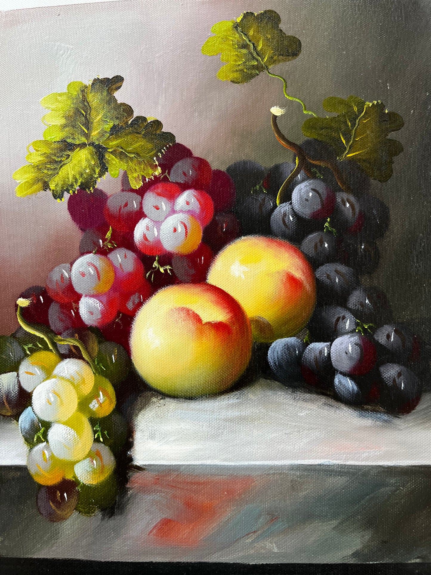 Nature morte de fruits sur une table grise