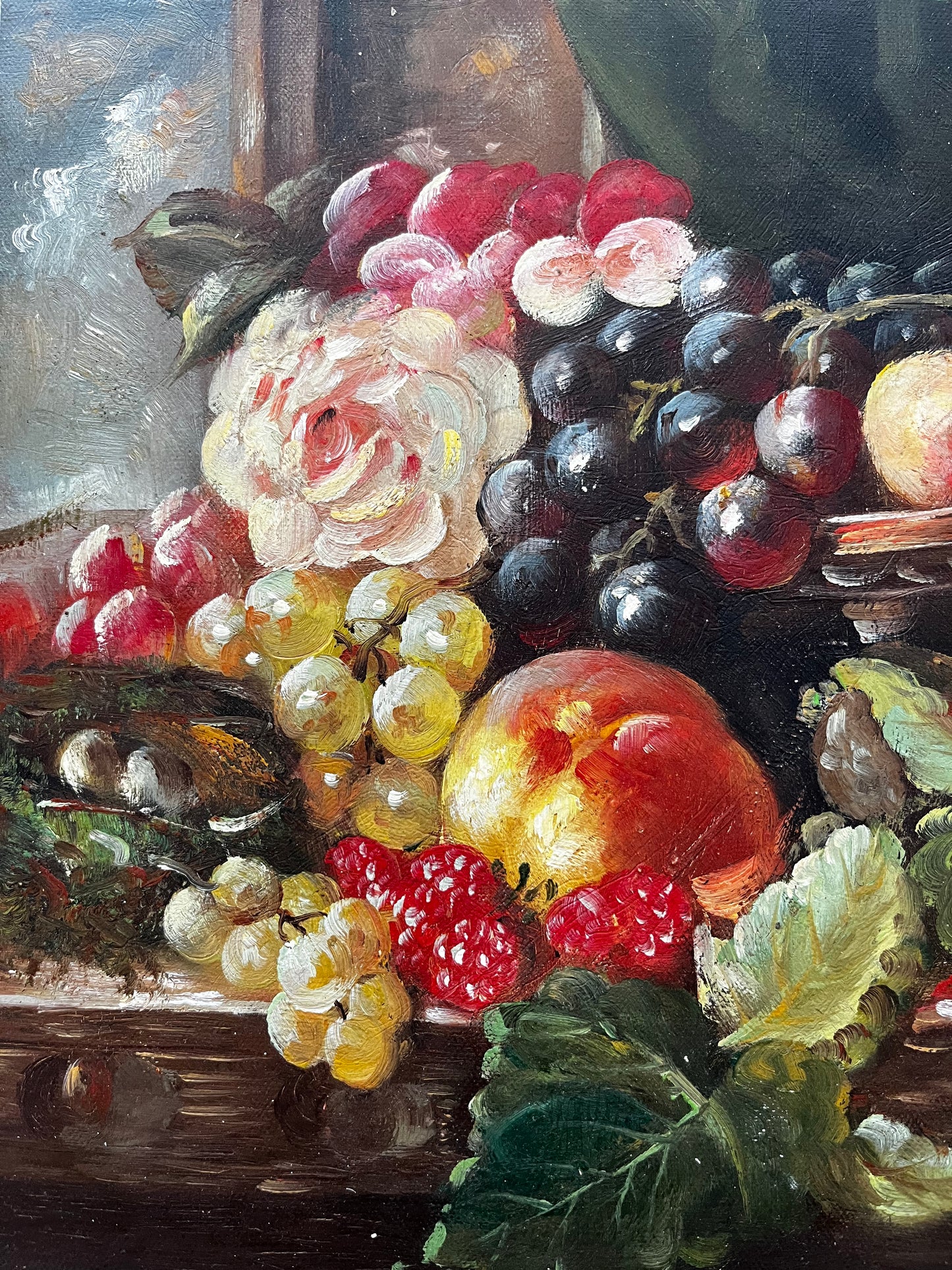 Nature morte de fleurs et de fruits près d'une fenêtre
