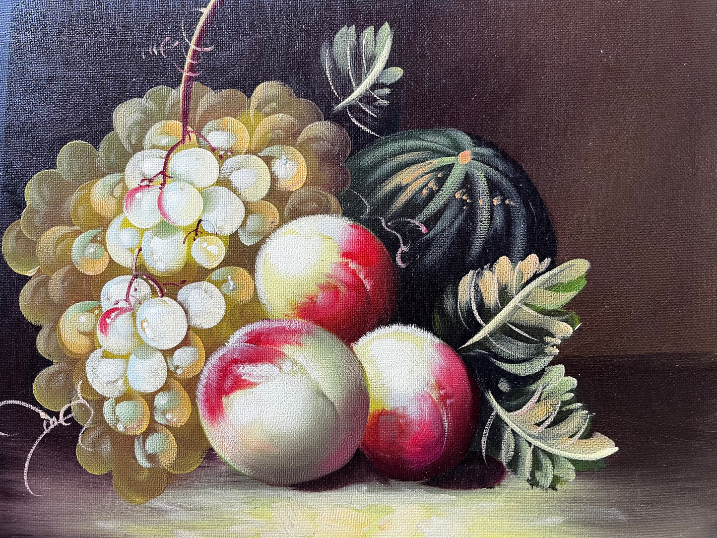 Nature morte d'une pastèque, de raisins et de pêches