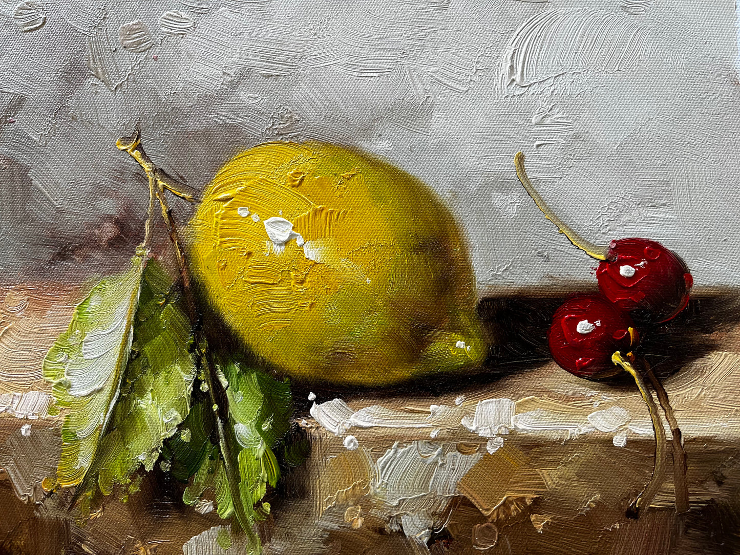 Nature morte de deux cerises et d'un citron
