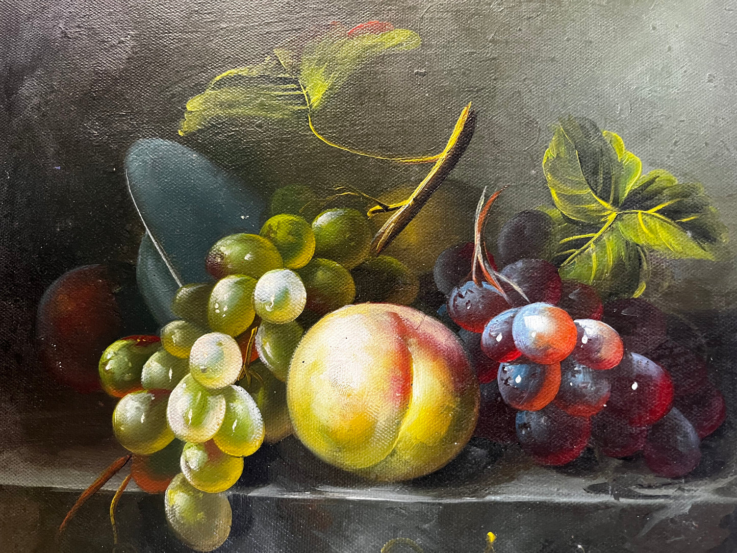 Nature morte de fruits tombant d'un bol