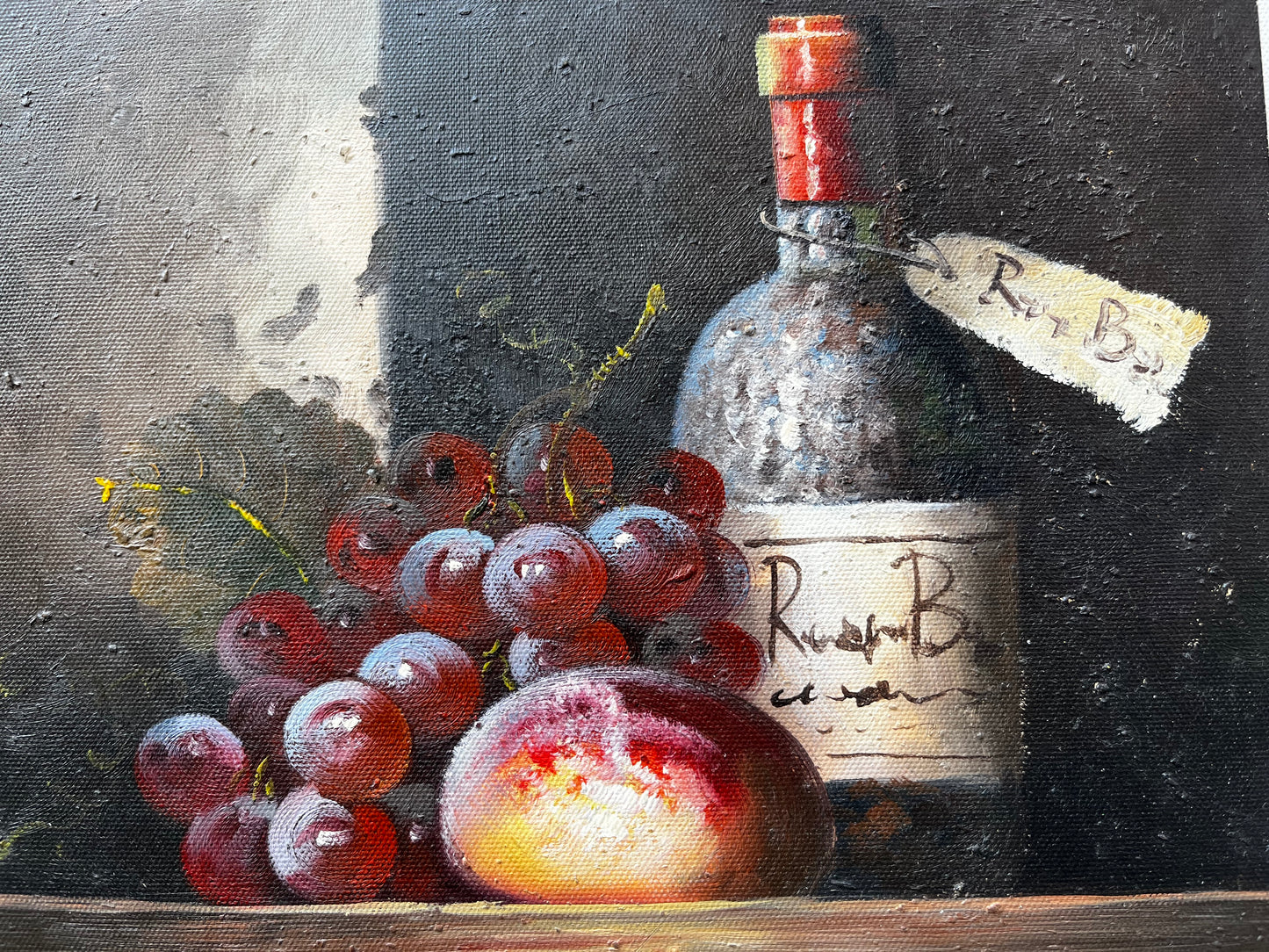 Bouteille de vin avec des raisins