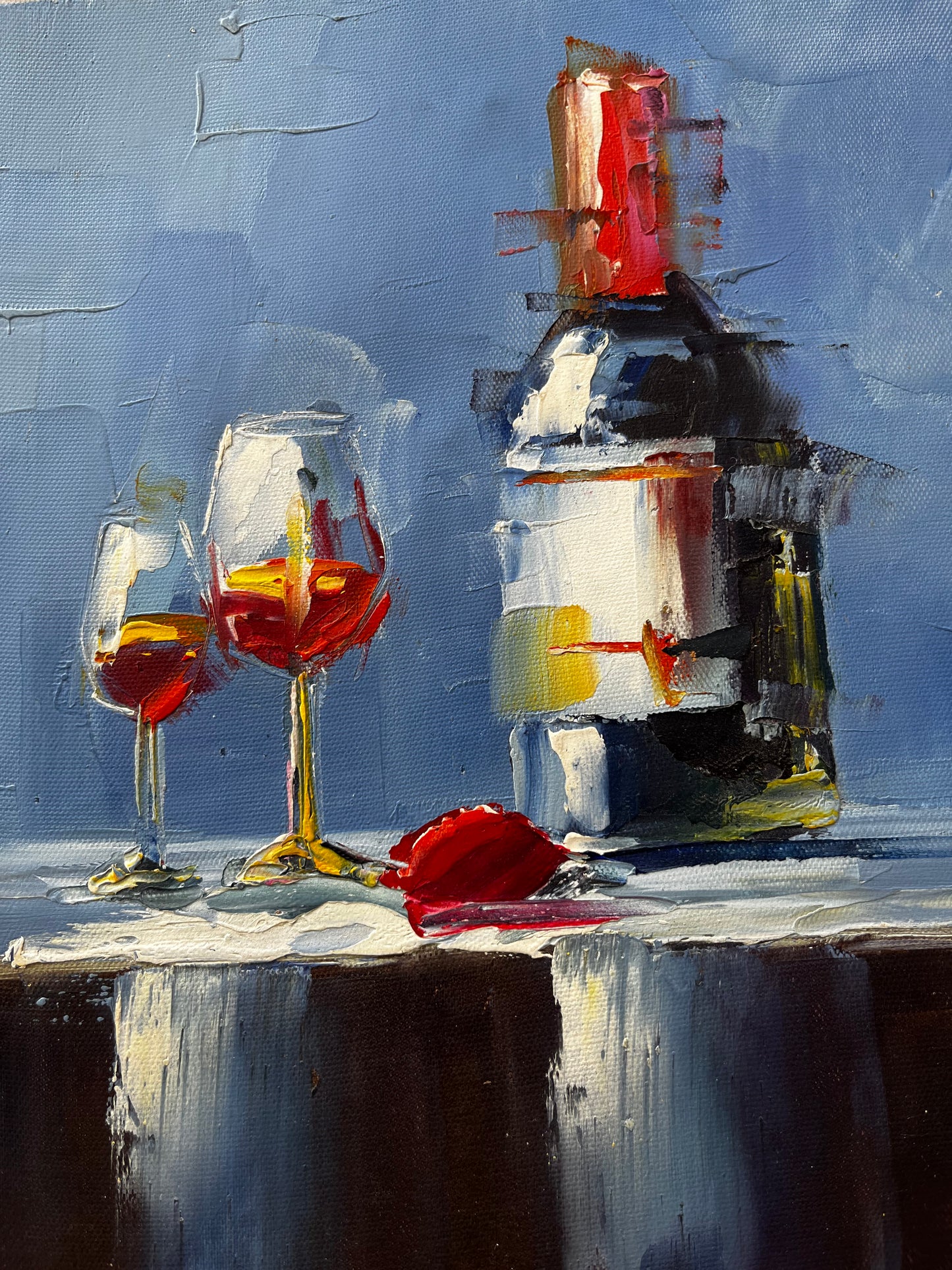 Nature morte de deux verres de vin et de la bouteille