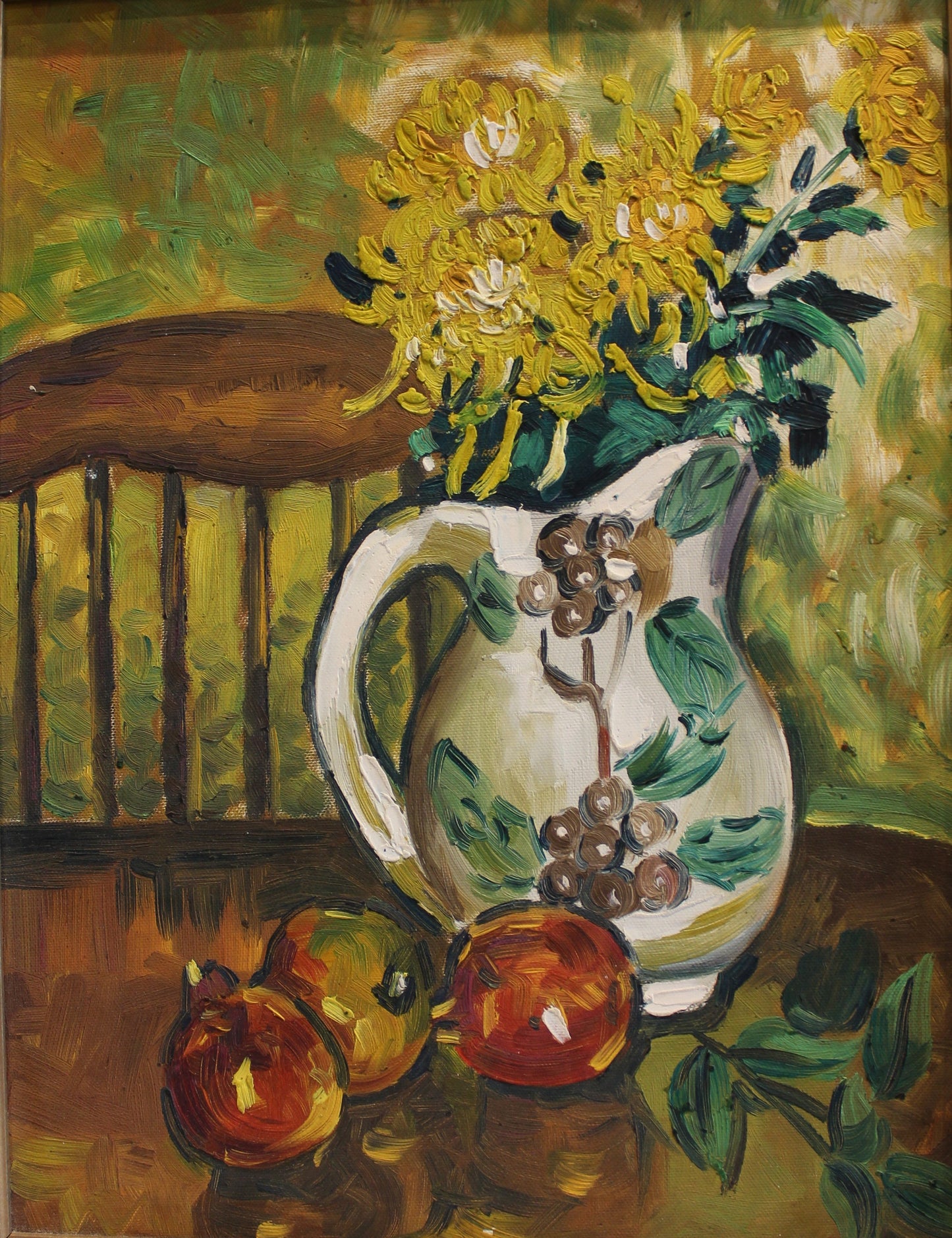 Nature morte de fleurs jaunes dans un pichet et de fruits sur une table