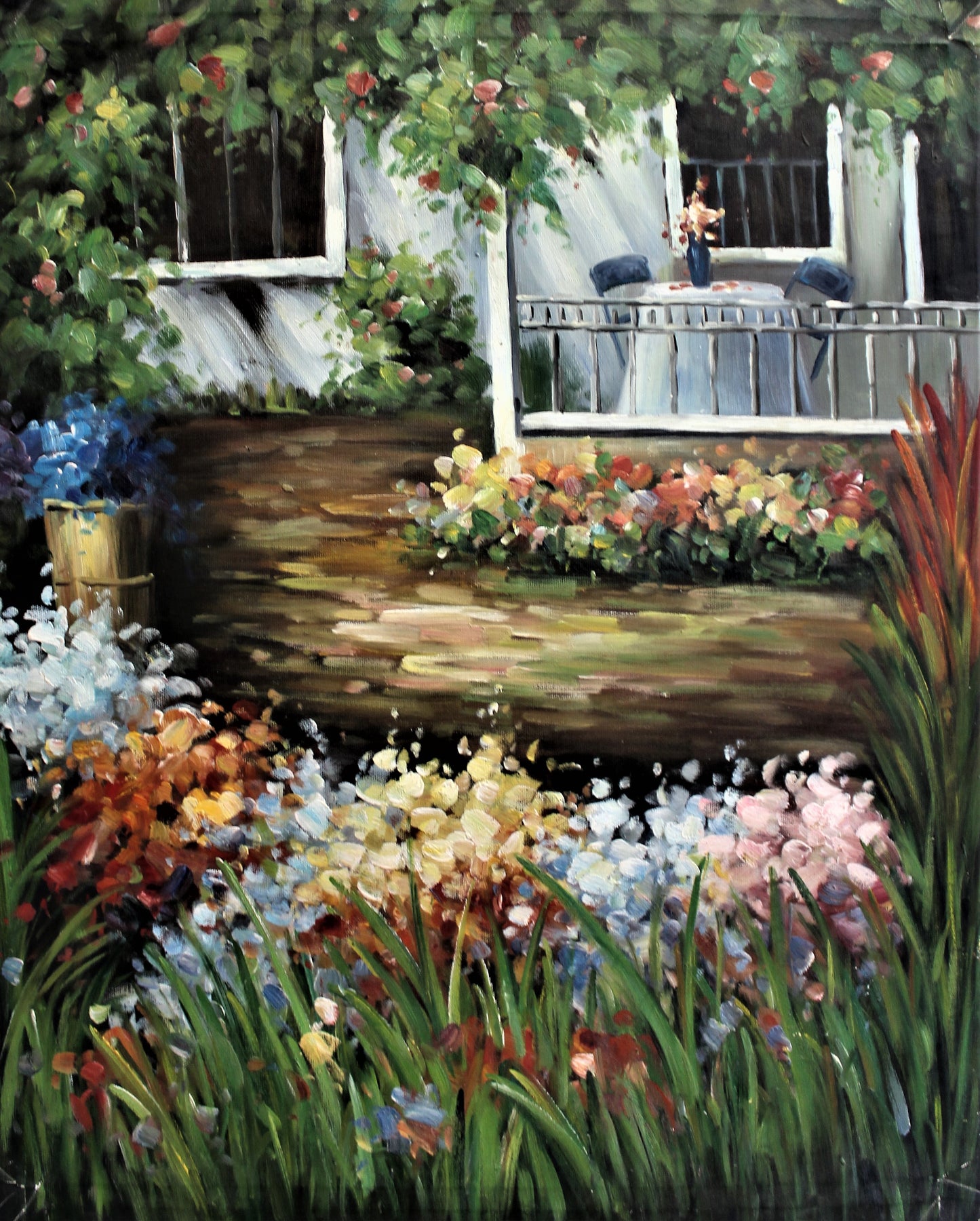Jardin avec des fleurs et un porche