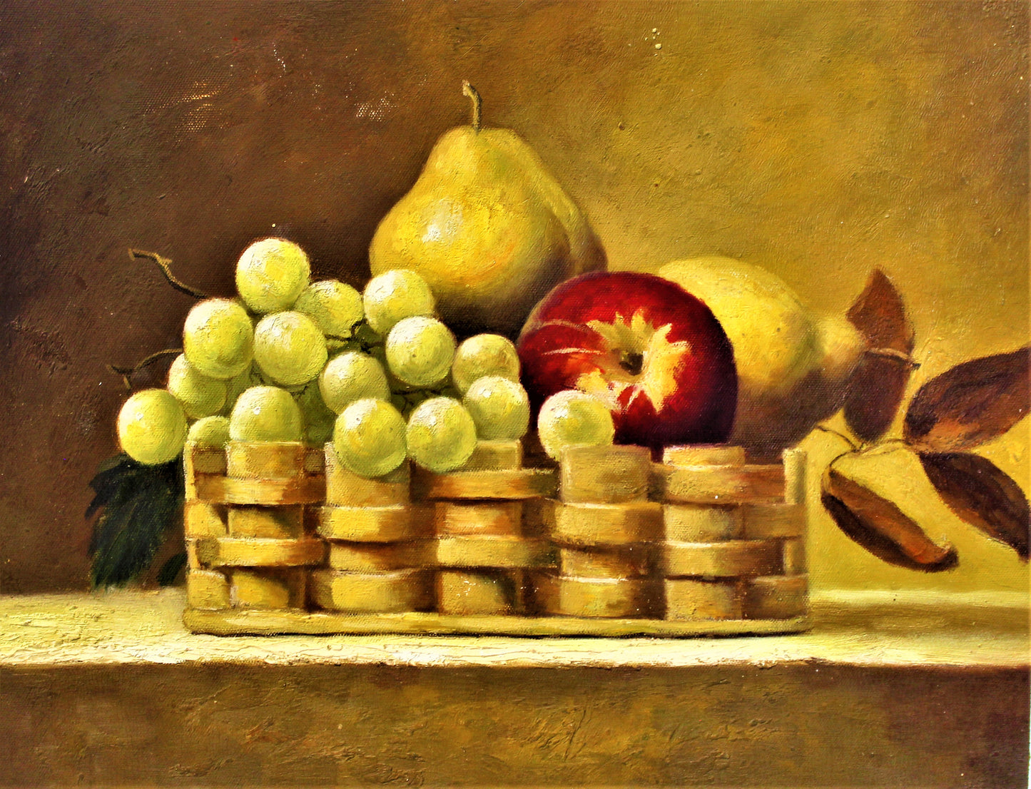 Nature morte de raisins, pommes et poires dans un panier tressé