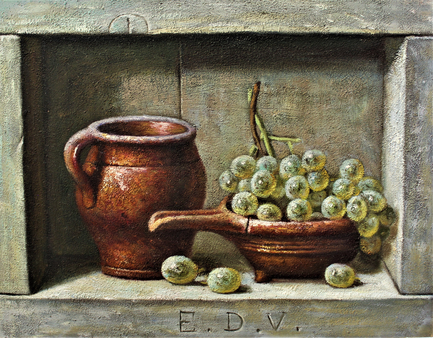 Nature morte de raisins verts dans des récipients en cuivre