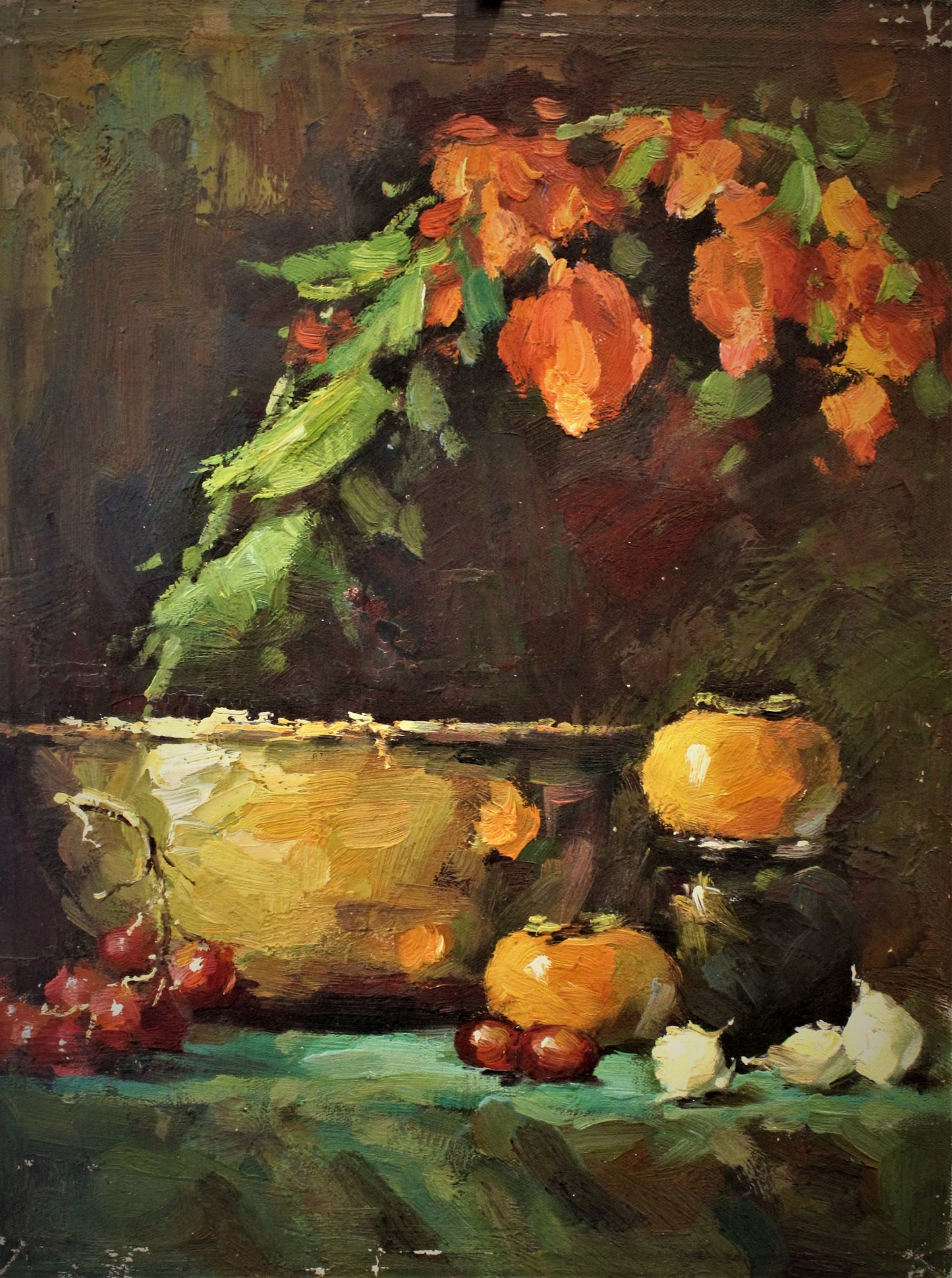 Kakis et fruits près d'un bol d'or et de fleurs