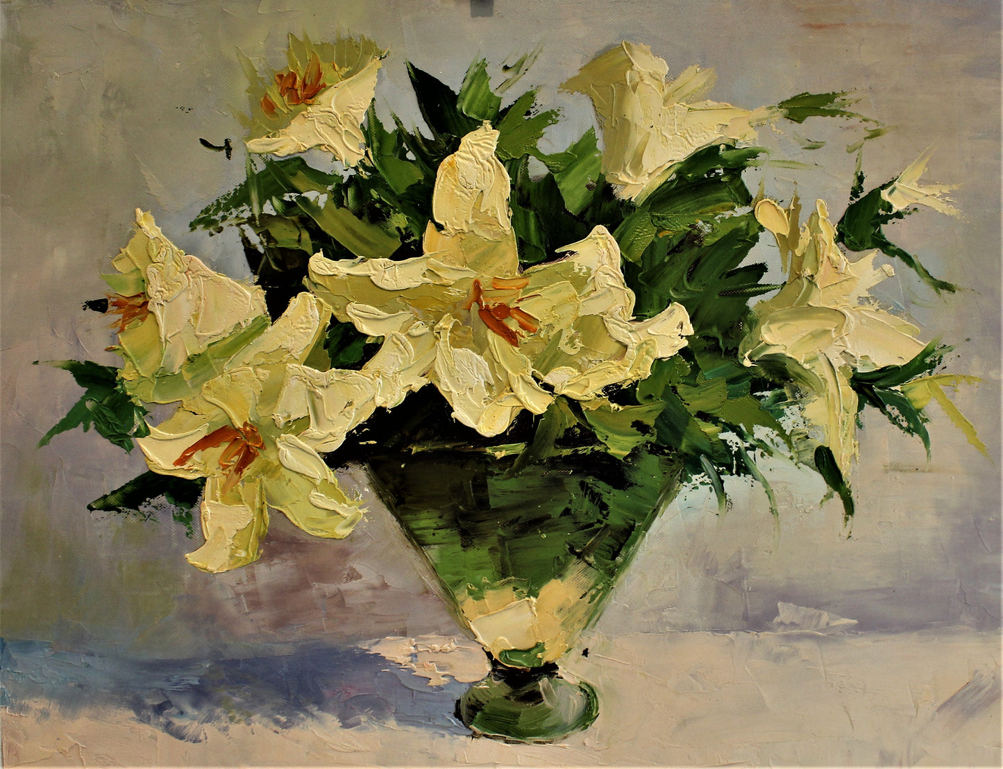 Lys jaunes dans un vase unique