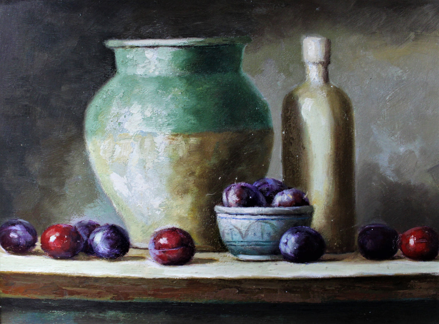 Nature morte de prunes et vases uniques