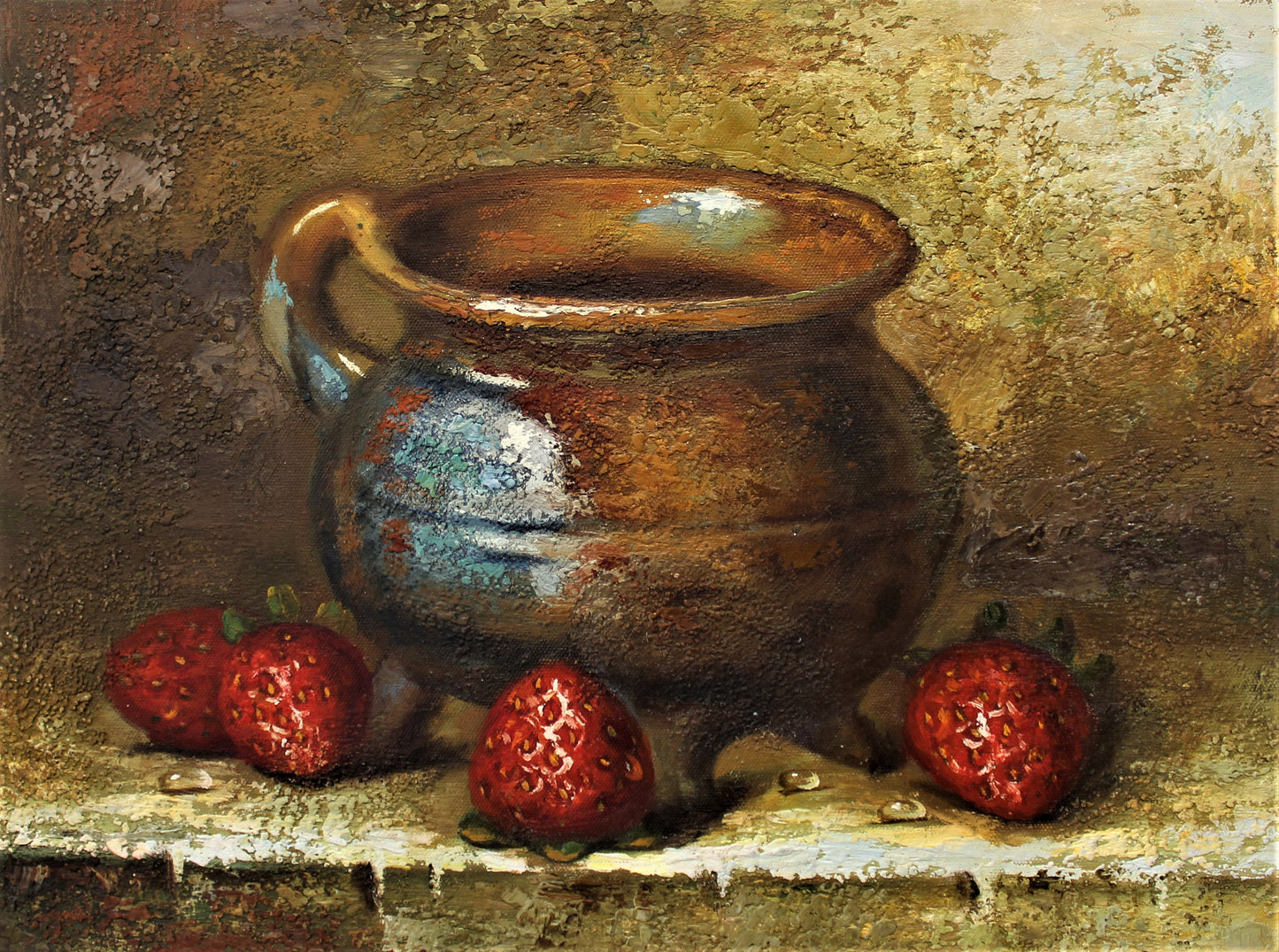 Nature morte de fraises et d'un morceau de poterie bleue et brune