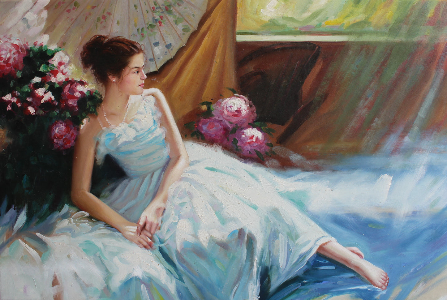 Femme allongée dans une robe blanche
