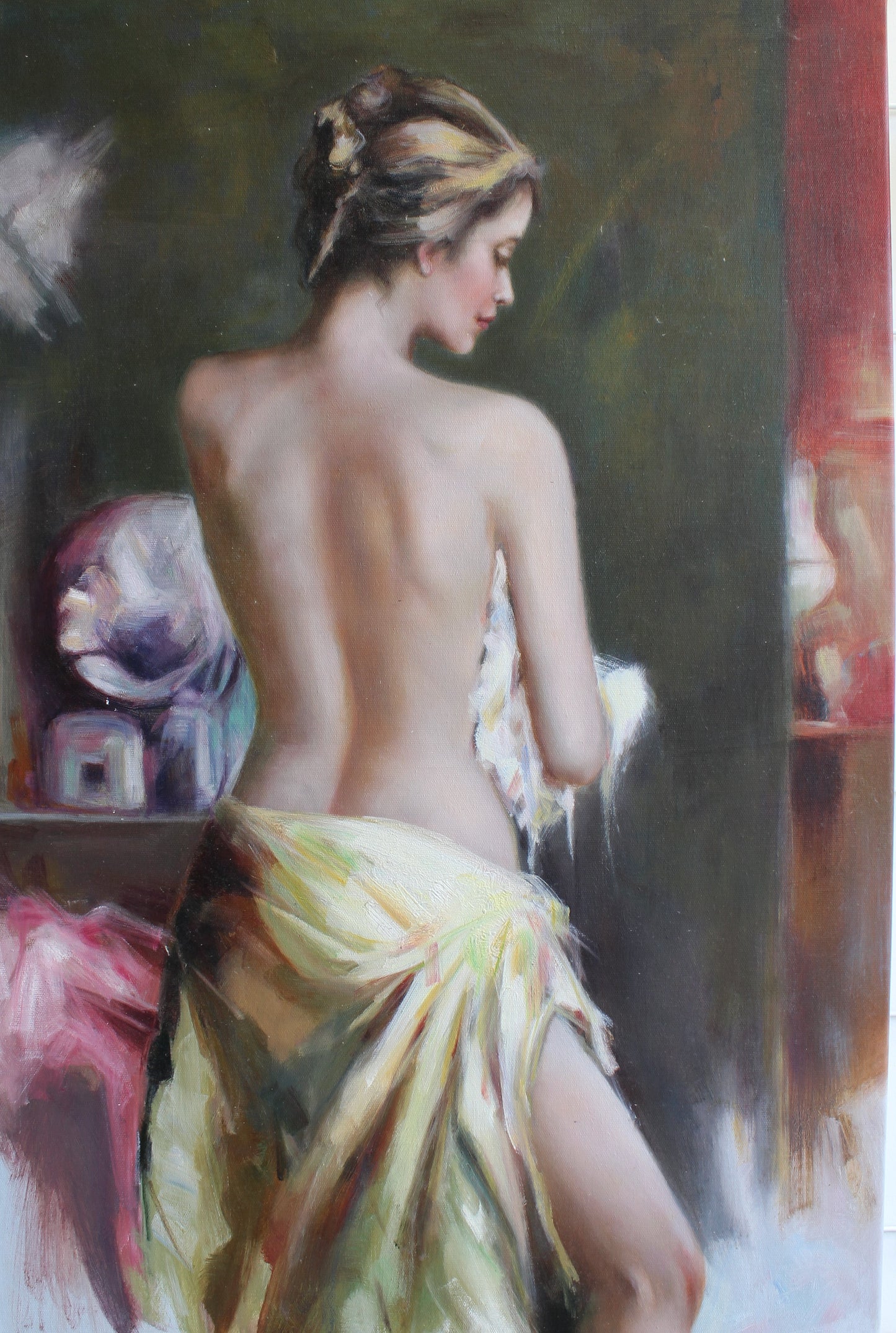 Femme se changeant dans sa chambre