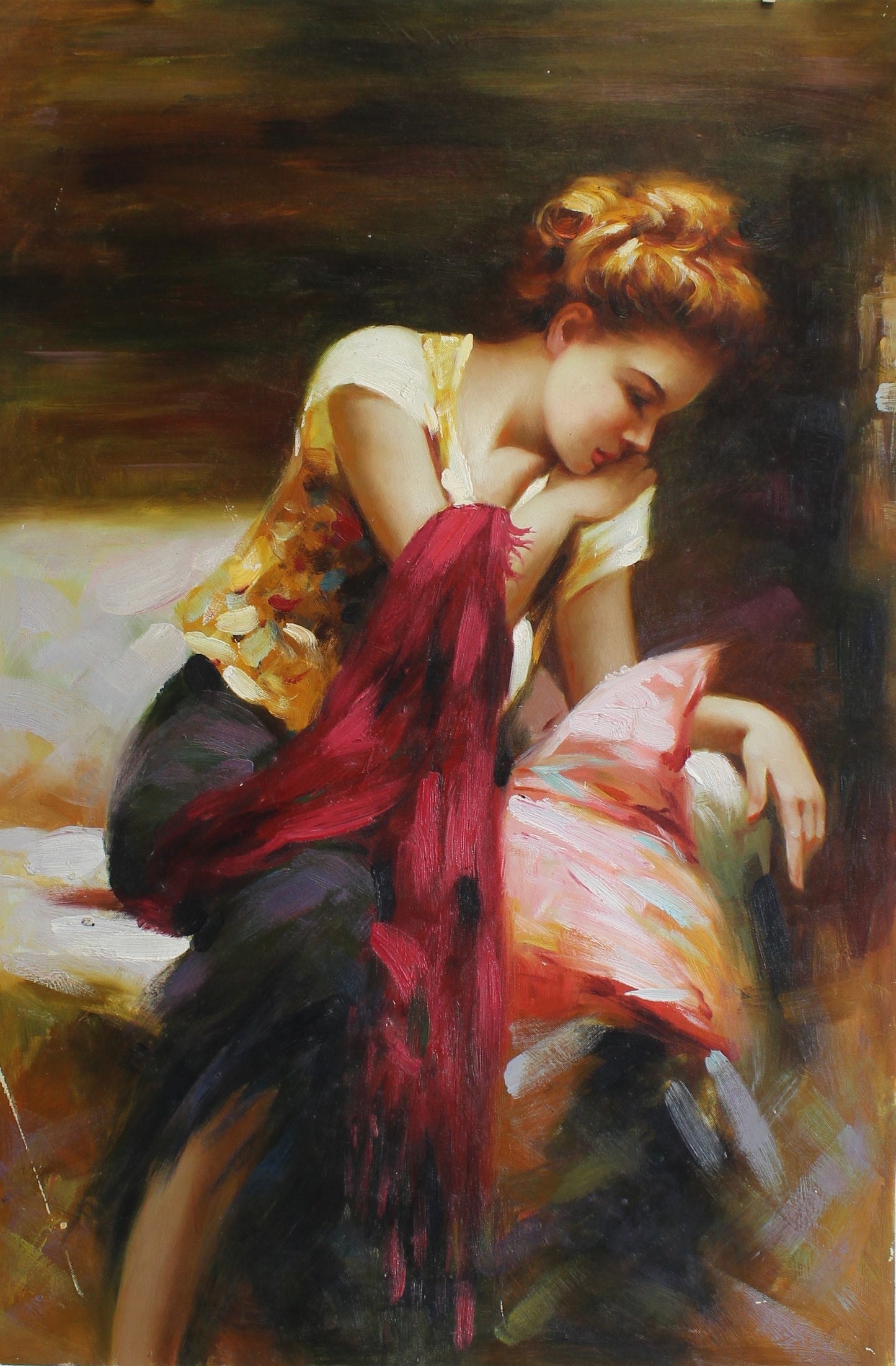 Femme aux cheveux roux sur un canapé