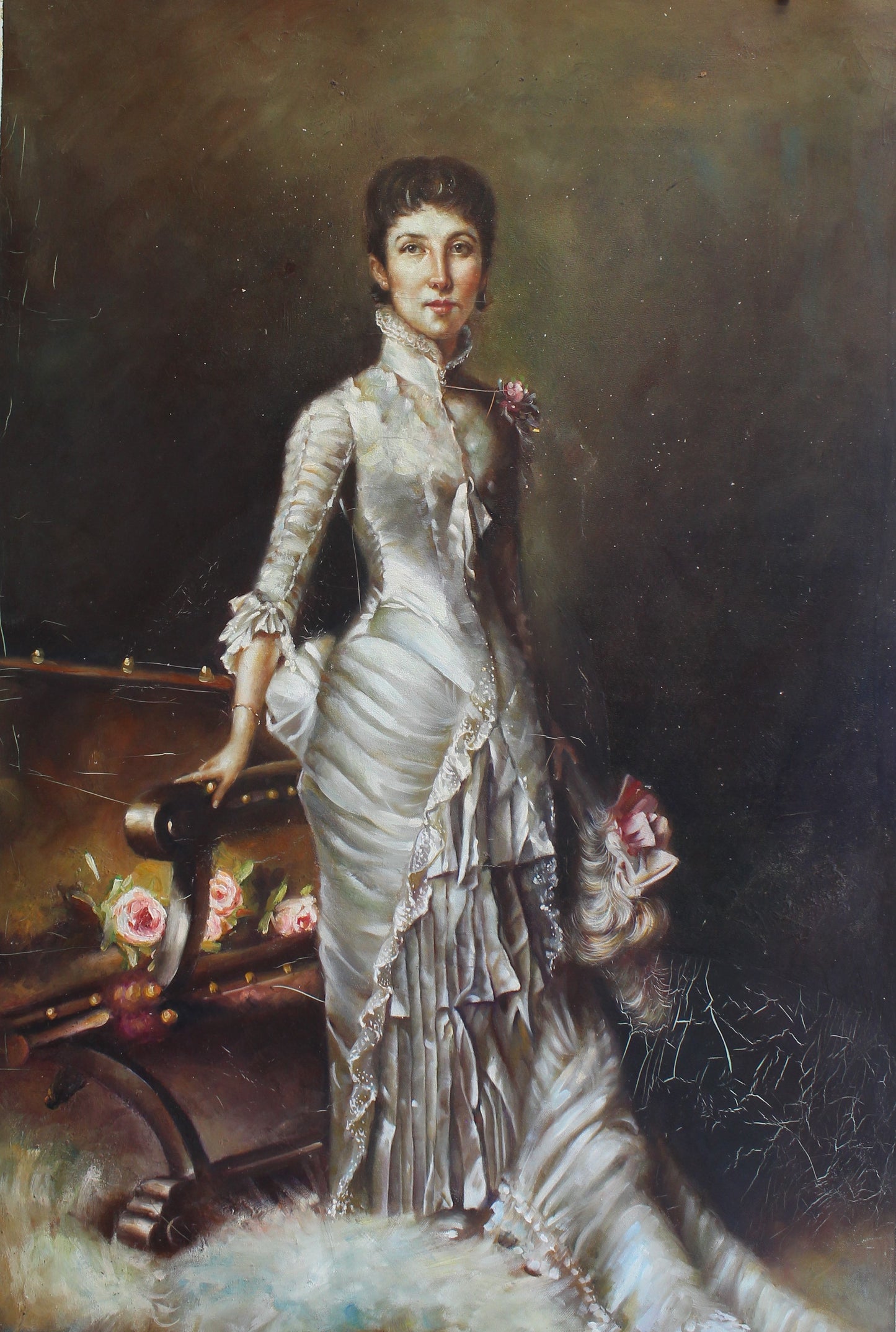 Femme formelle en robe bleu argenté