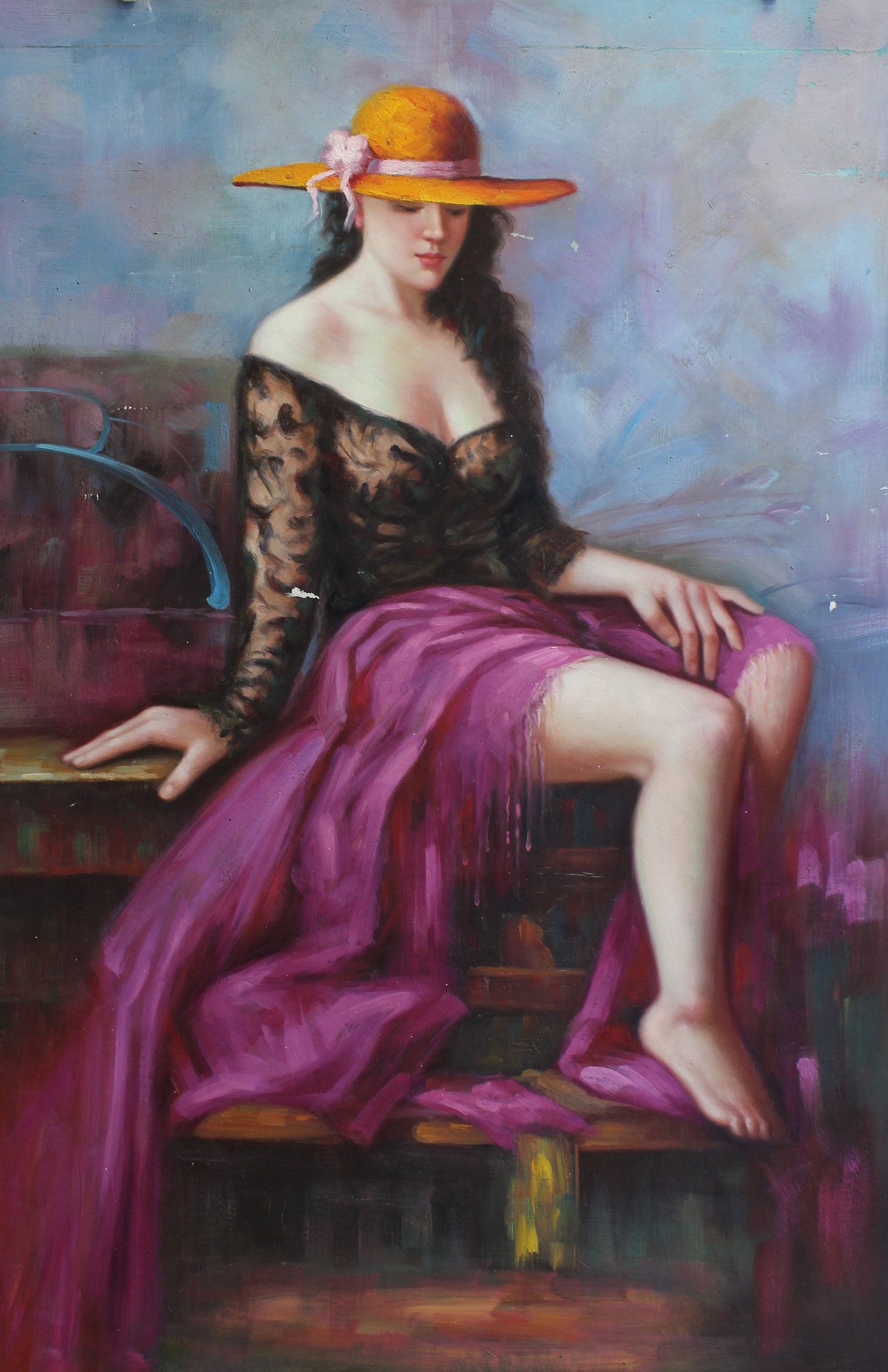 Femme portant un chapeau de soleil et une robe violette
