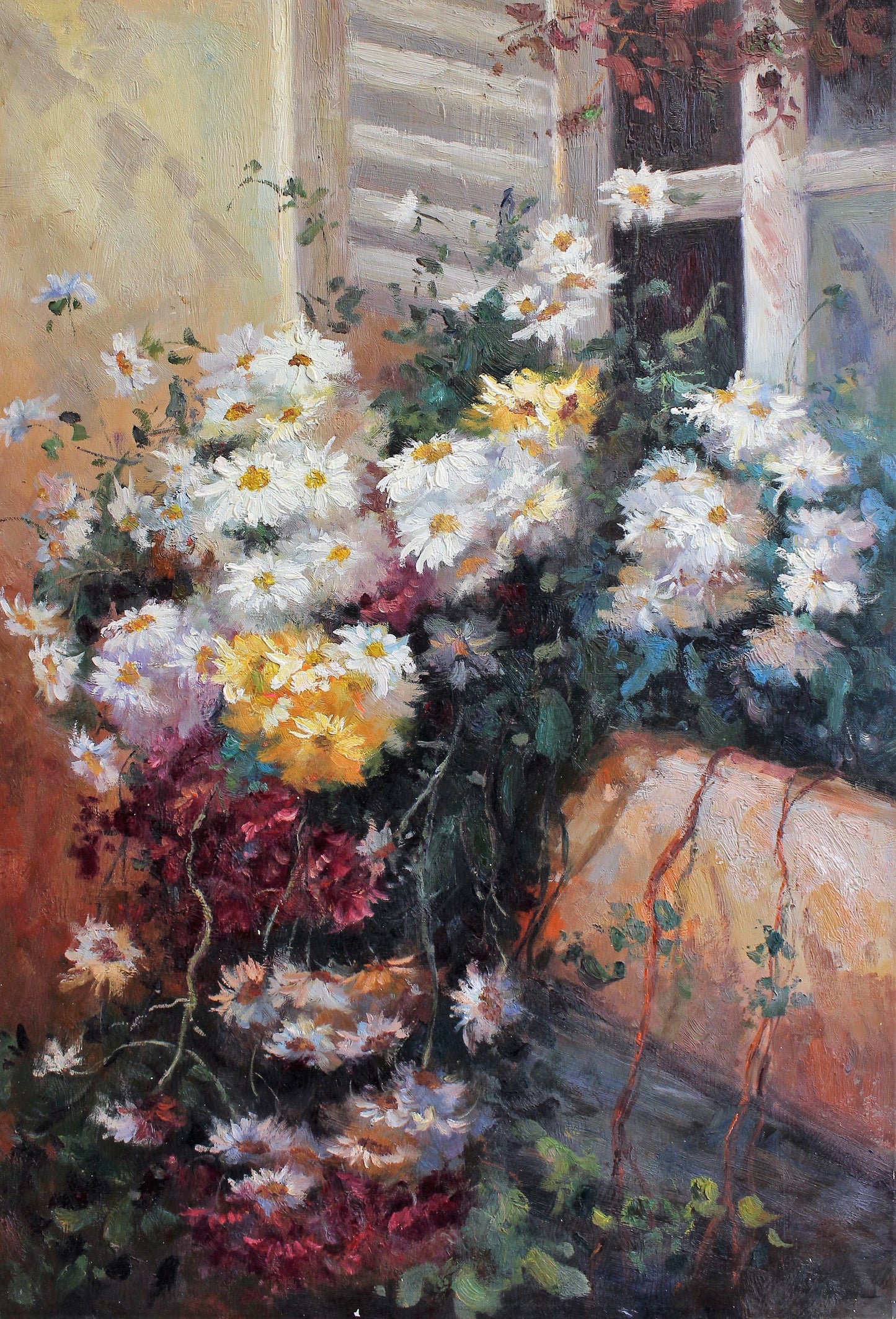 Fleurs poussant sur le rebord de la fenêtre