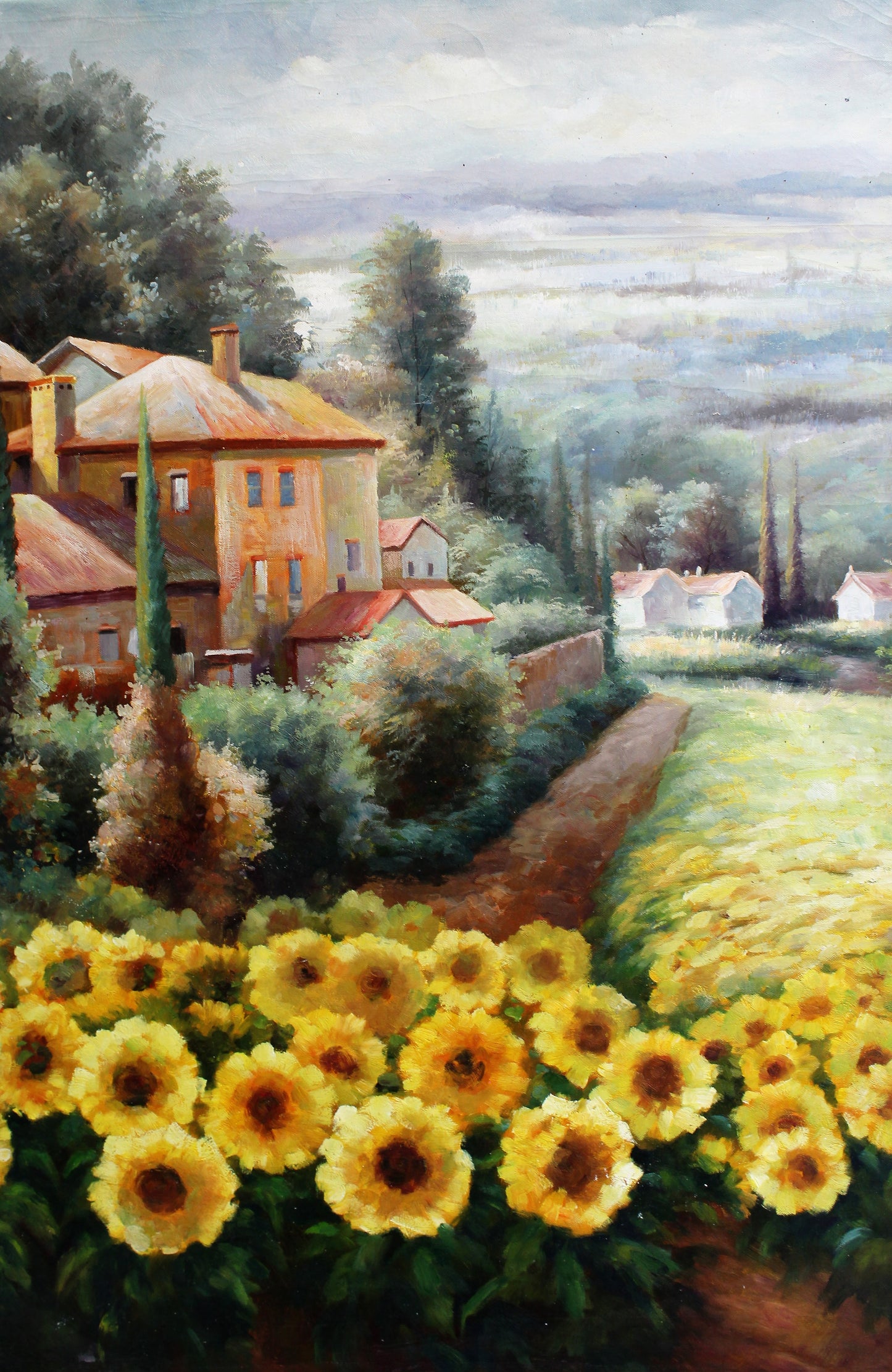 Champ de tournesols près d'une grande maison