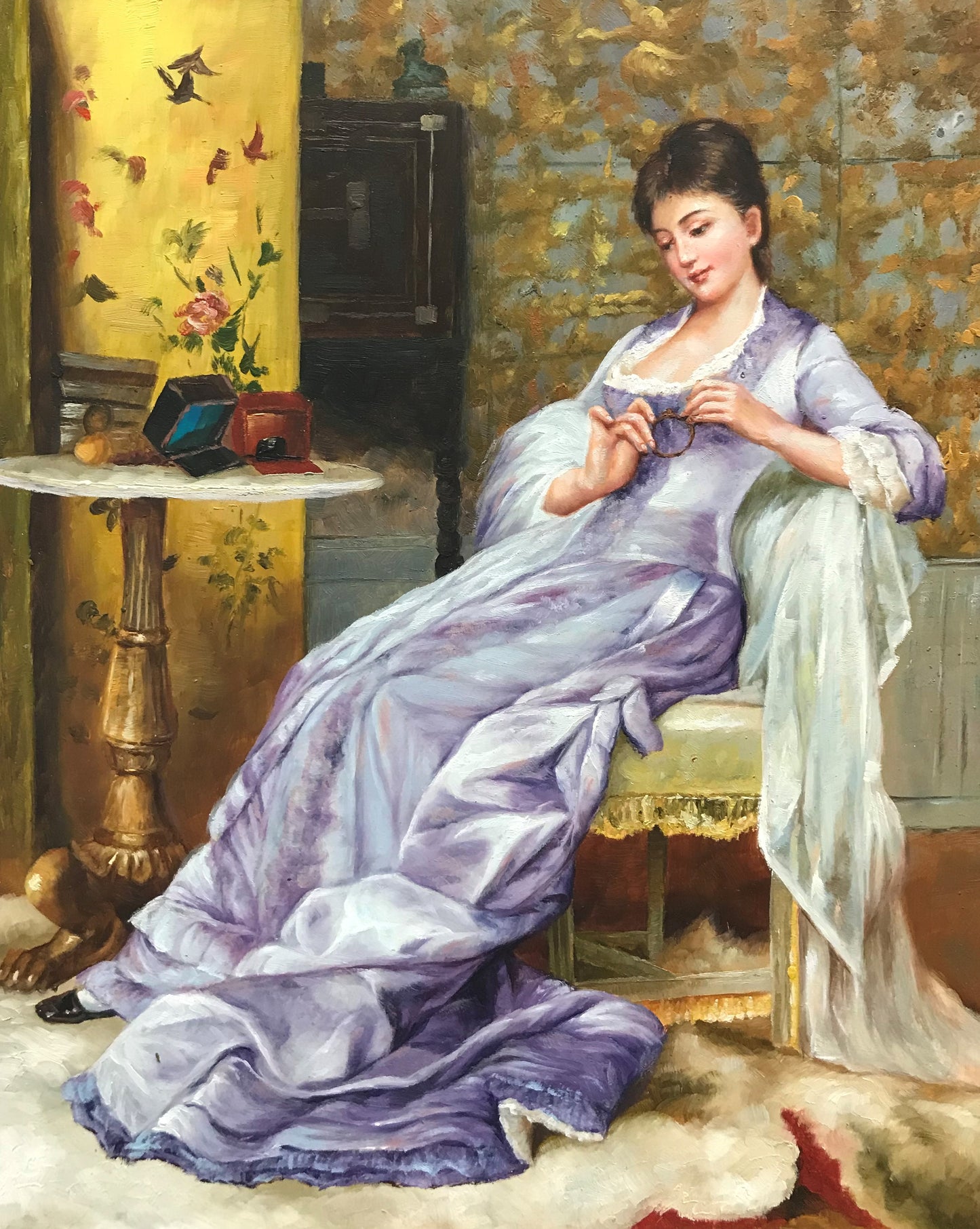 Femme assise dans une robe violette