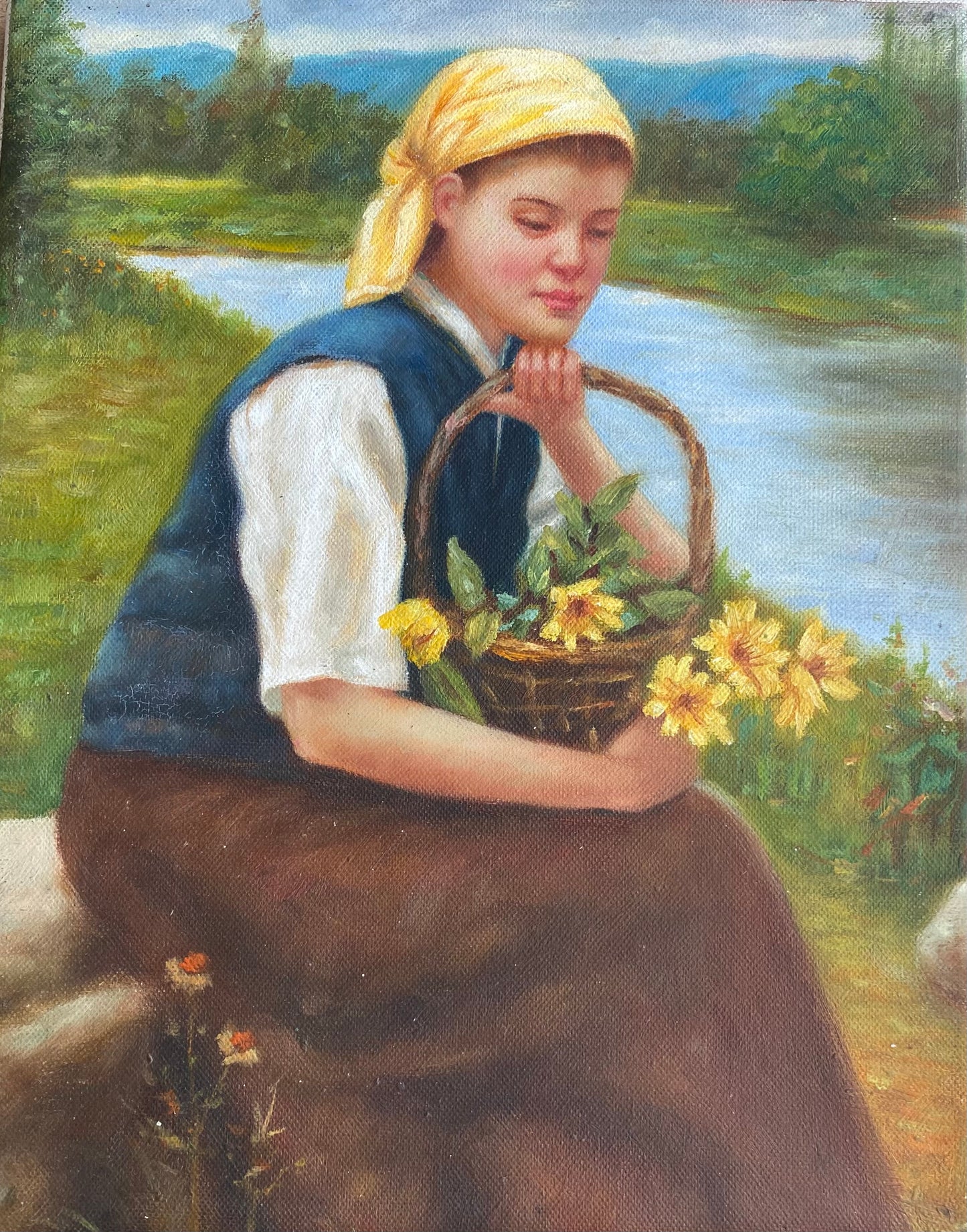 Femme avec un panier de fleurs jaunes