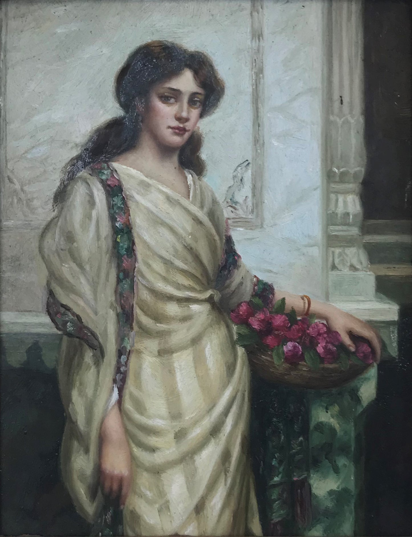Femme avec un panier de fleurs marron