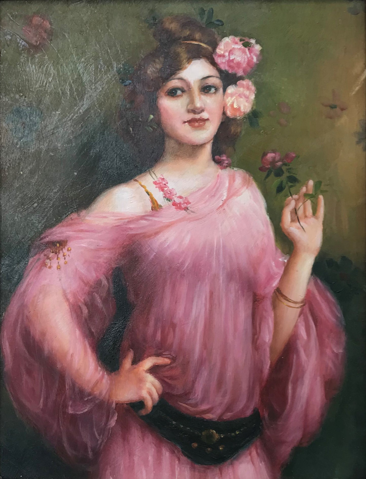 Femme en rose avec des fleurs roses
