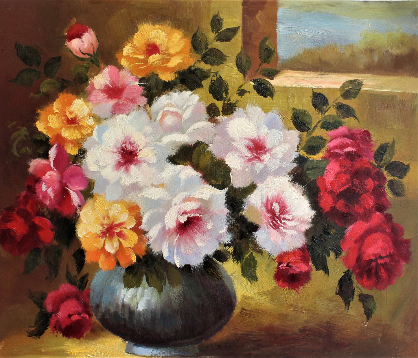 Nature morte de fleurs roses, jaunes et blanches près d'une fenêtre
