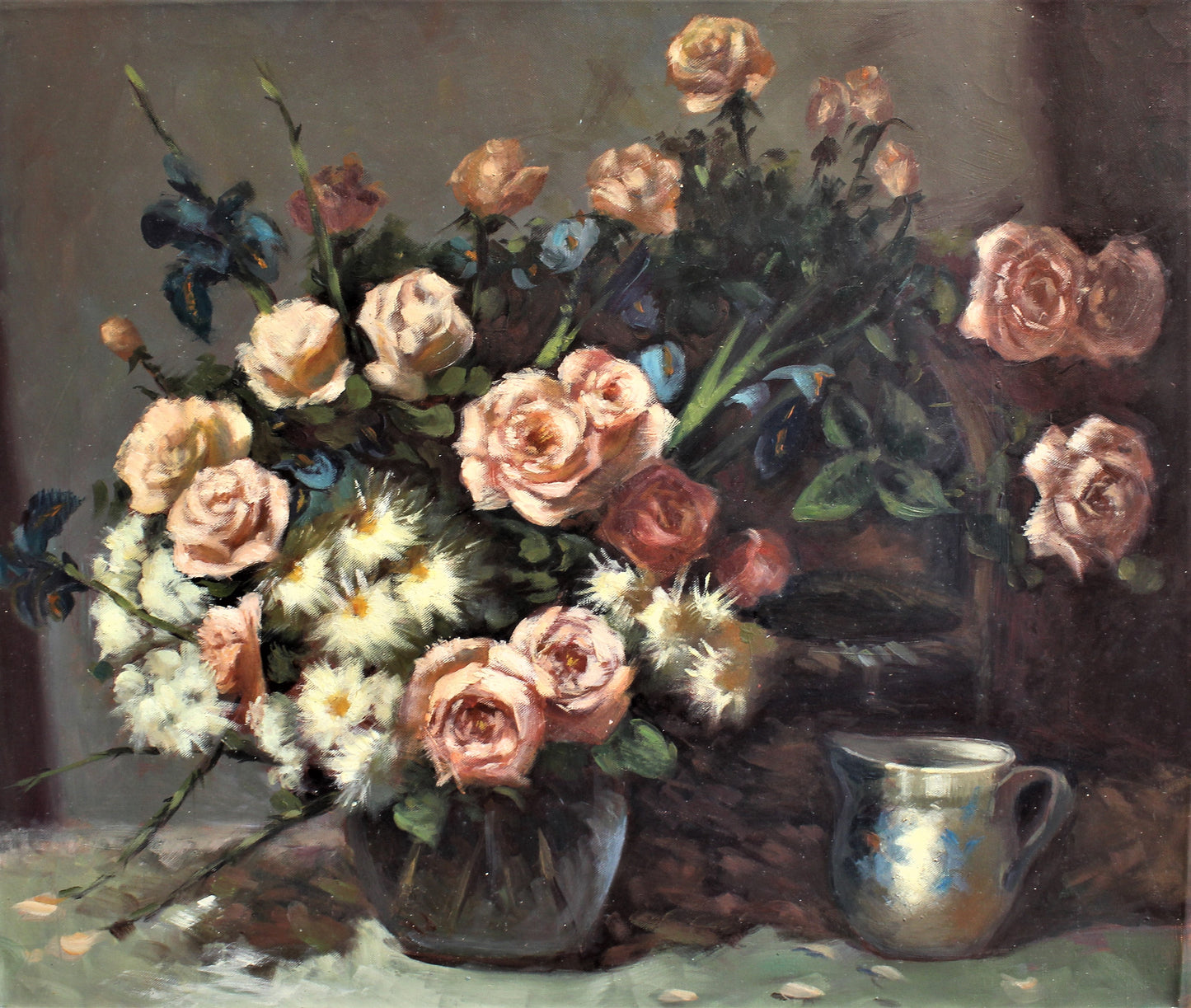 Nature morte de fleurs dans un vase en verre près d'un récipient en métal