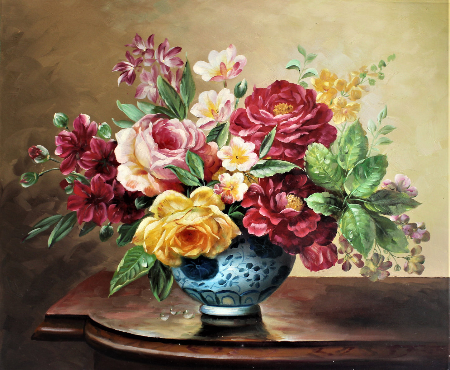Nature morte de fleurs dans un vase bleu sur une table en bois