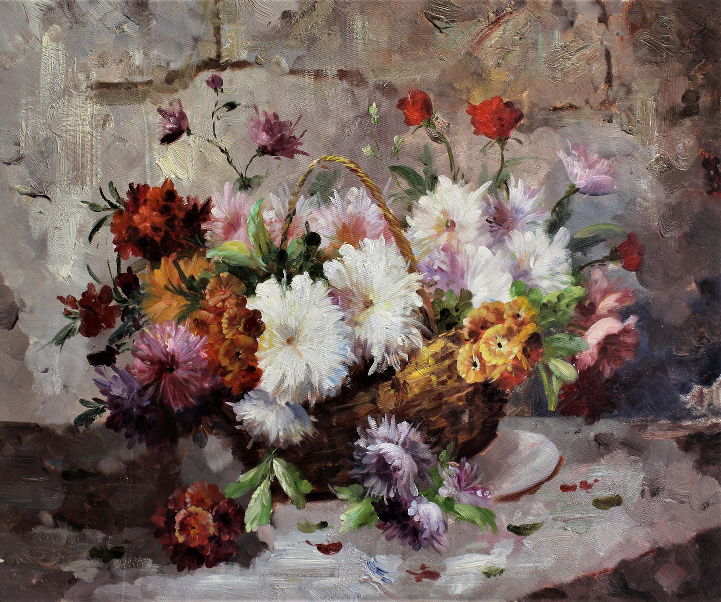 Nature morte de fleurs colorées dans un panier
