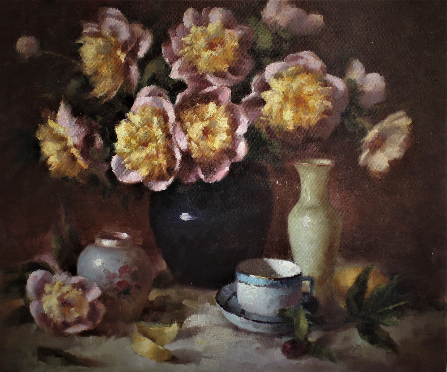 Nature morte de poterie et de fleurs dans un vase noir