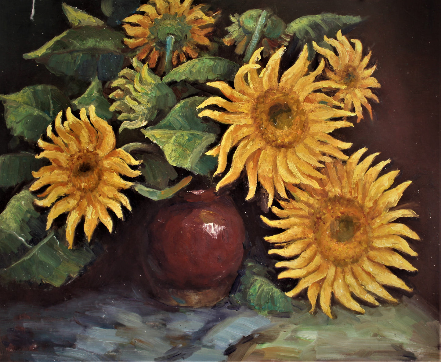 Nature morte de tournesols et de feuilles dans un vase