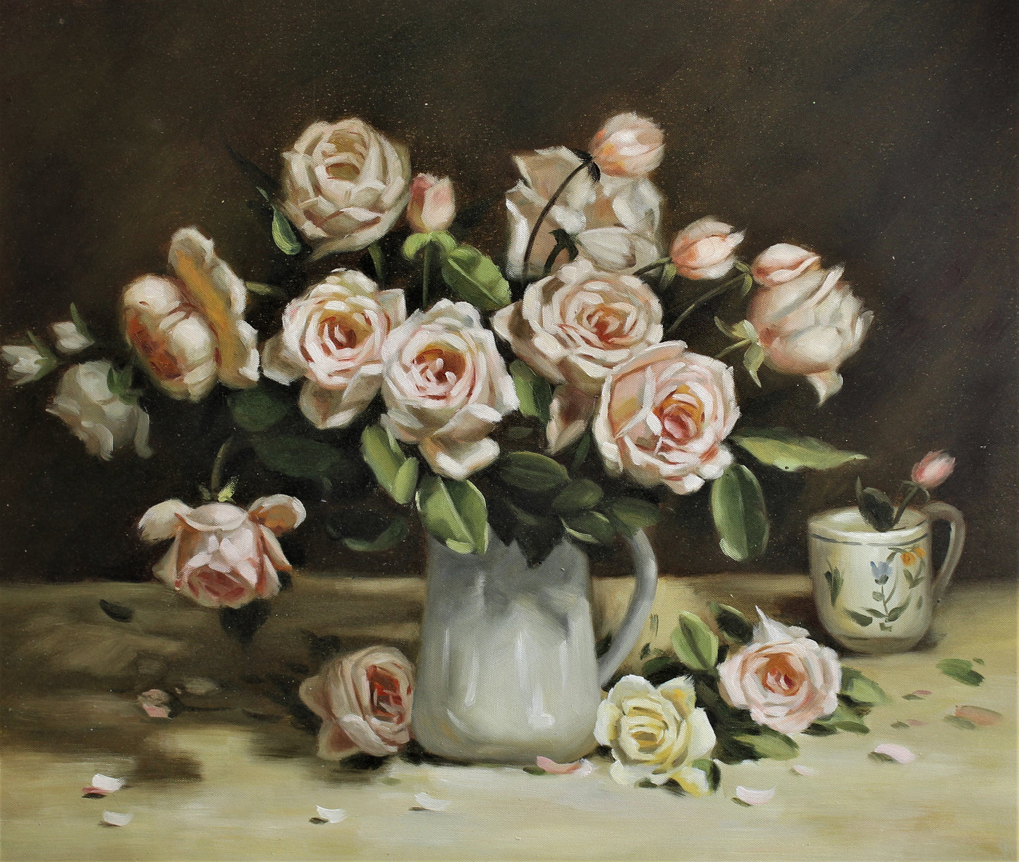 Nature morte de fleurs rose clair dans un pichet