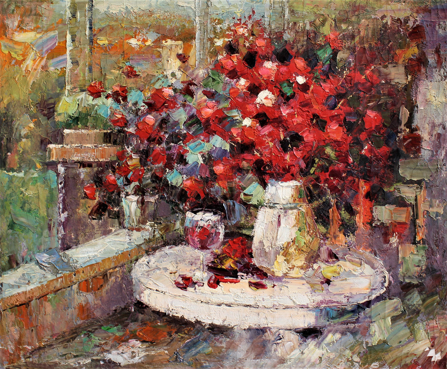 Nature morte d'une table avec du vin rouge et des fleurs rouges