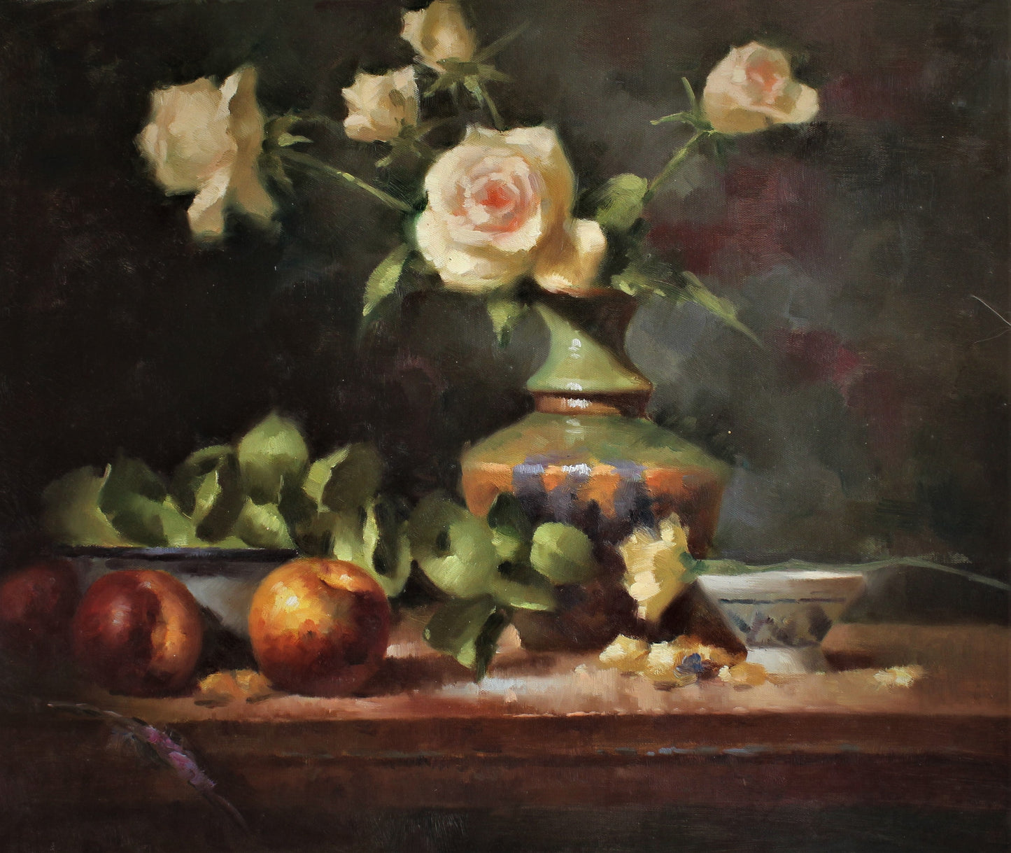Nature morte de roses blanches dans un vase et de fruits sur une table en bois