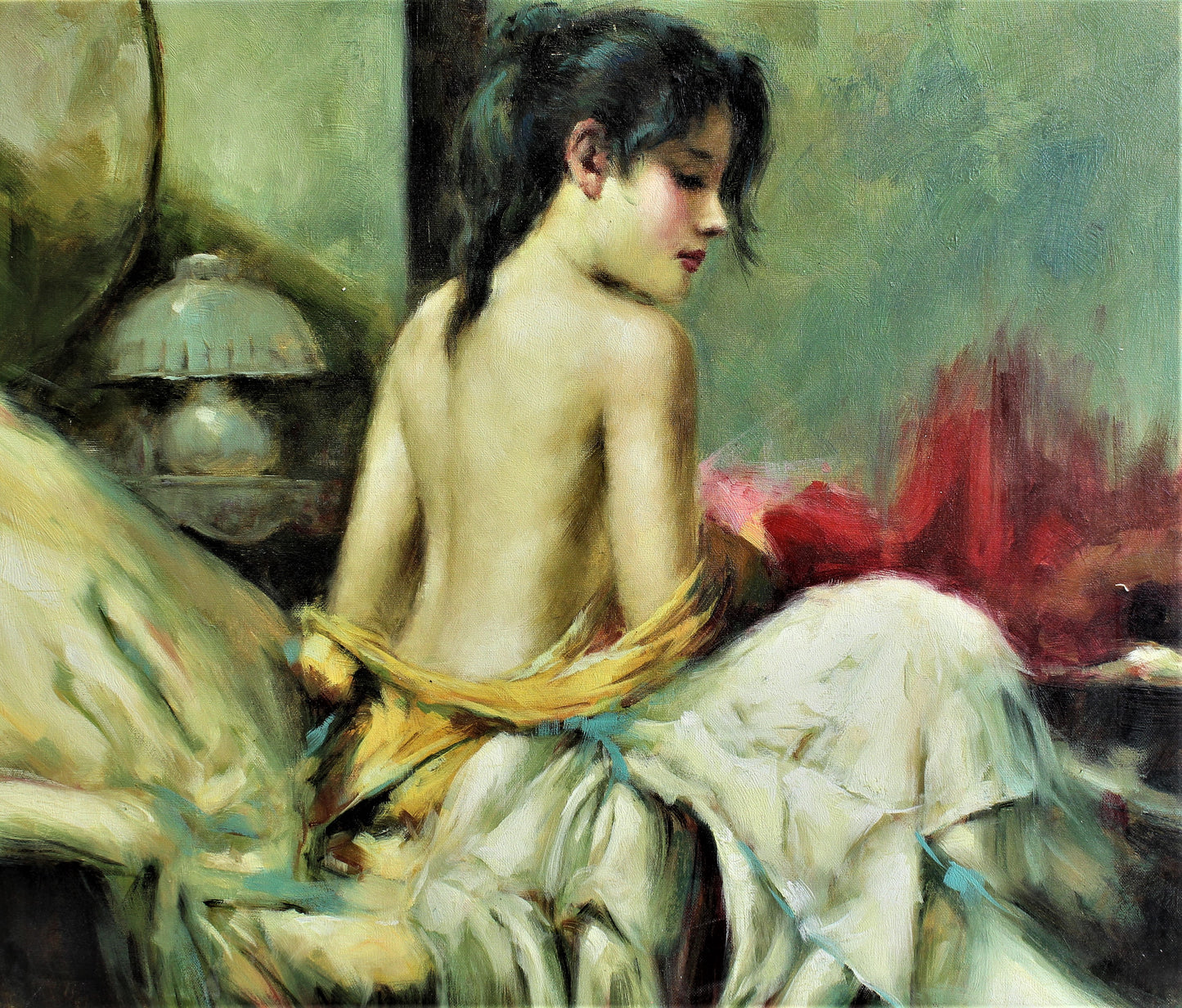 Femme aux cheveux noirs se déshabillant au lit