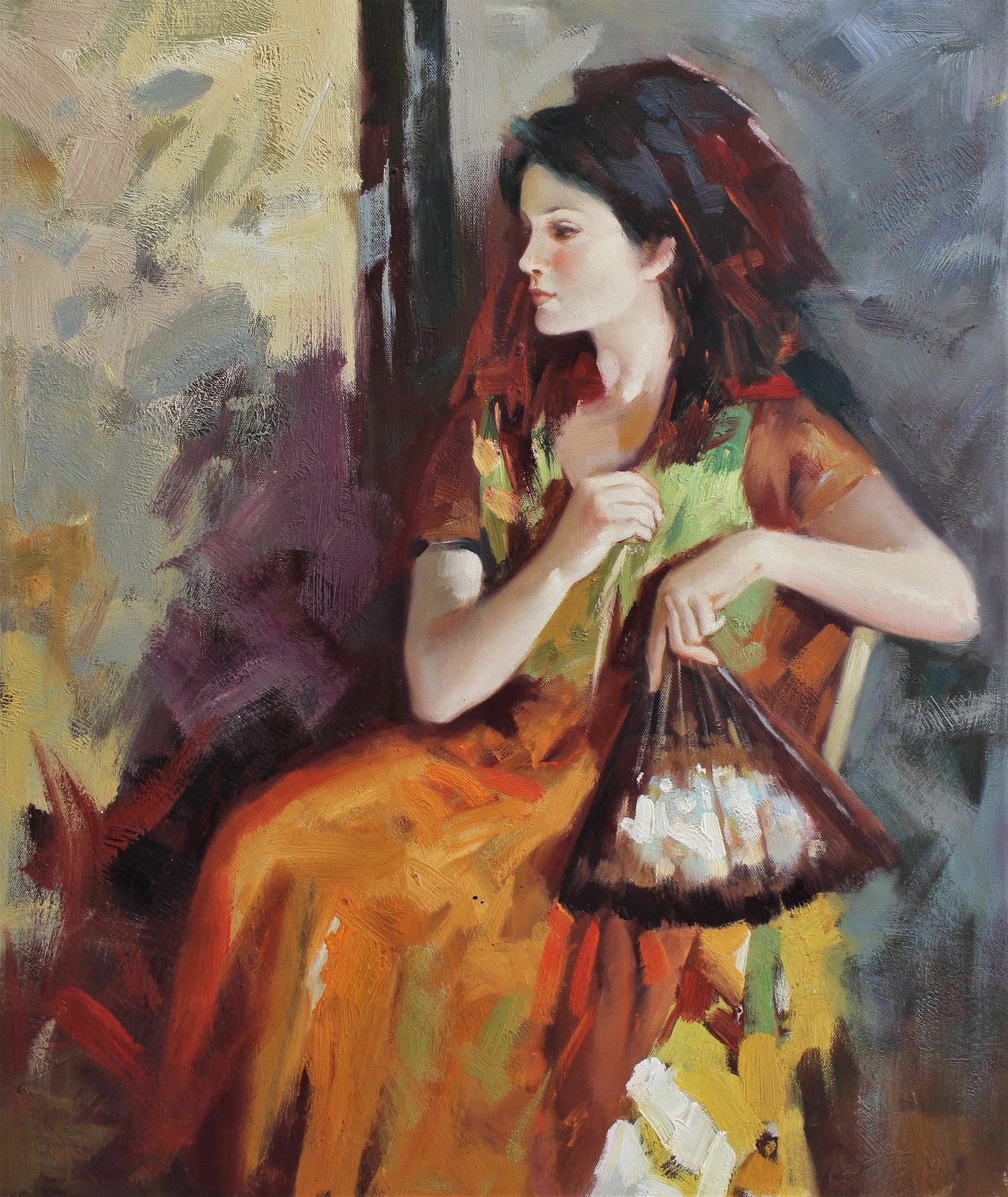 Femme en robe orange tenant un éventail