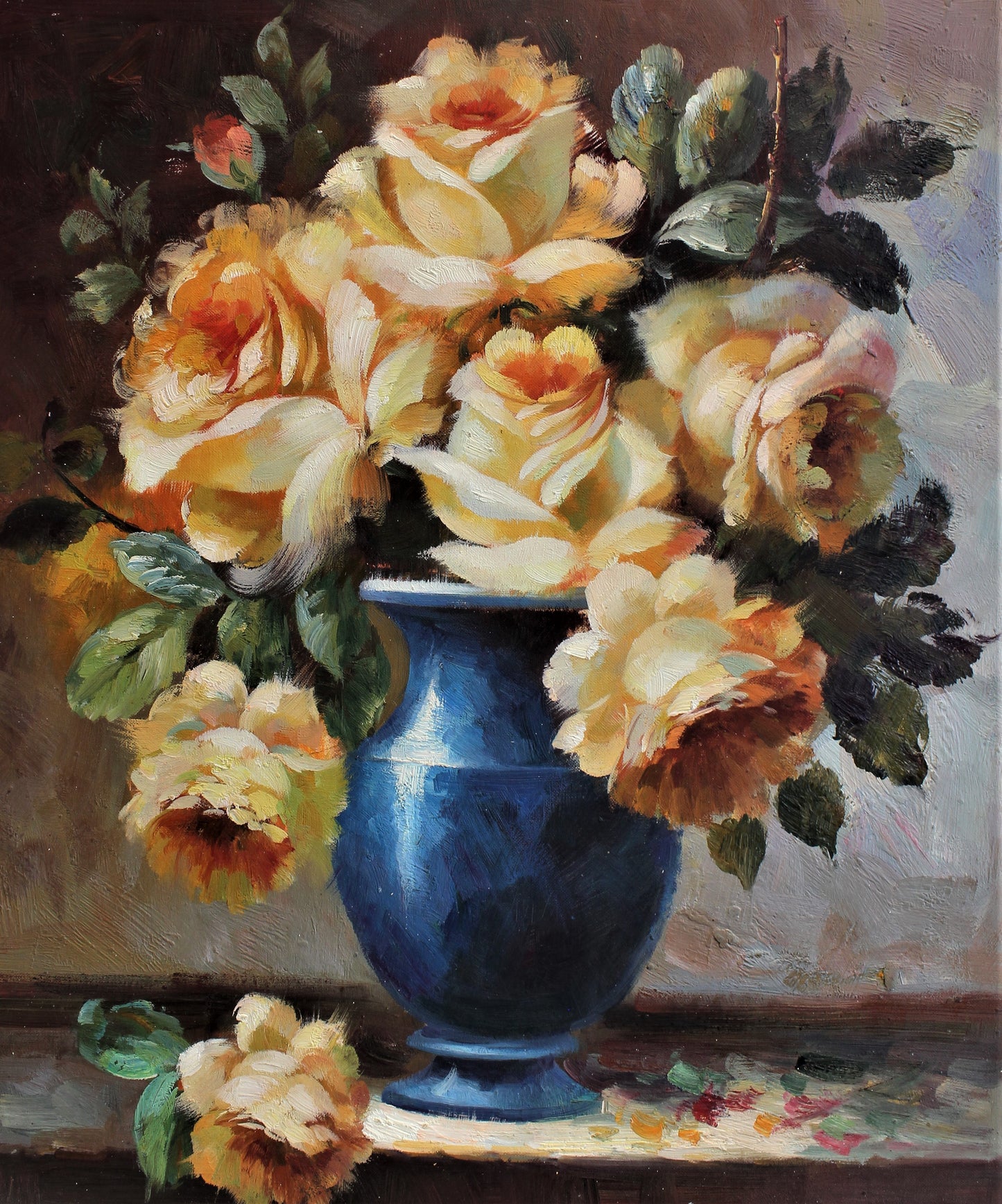 Nature morte de roses oranges dans un vase bleu