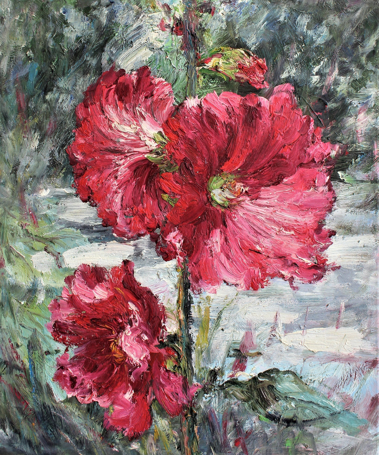 Nature morte de trois fleurs rouges près d'une rivière