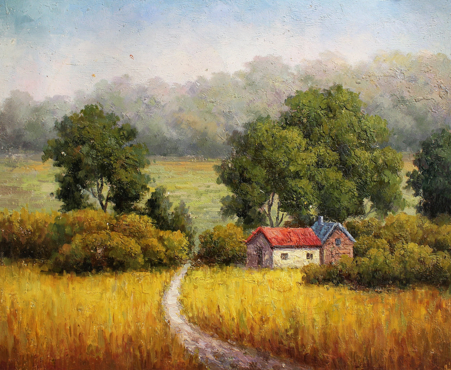 Champ de foin et petits bâtiments agricoles