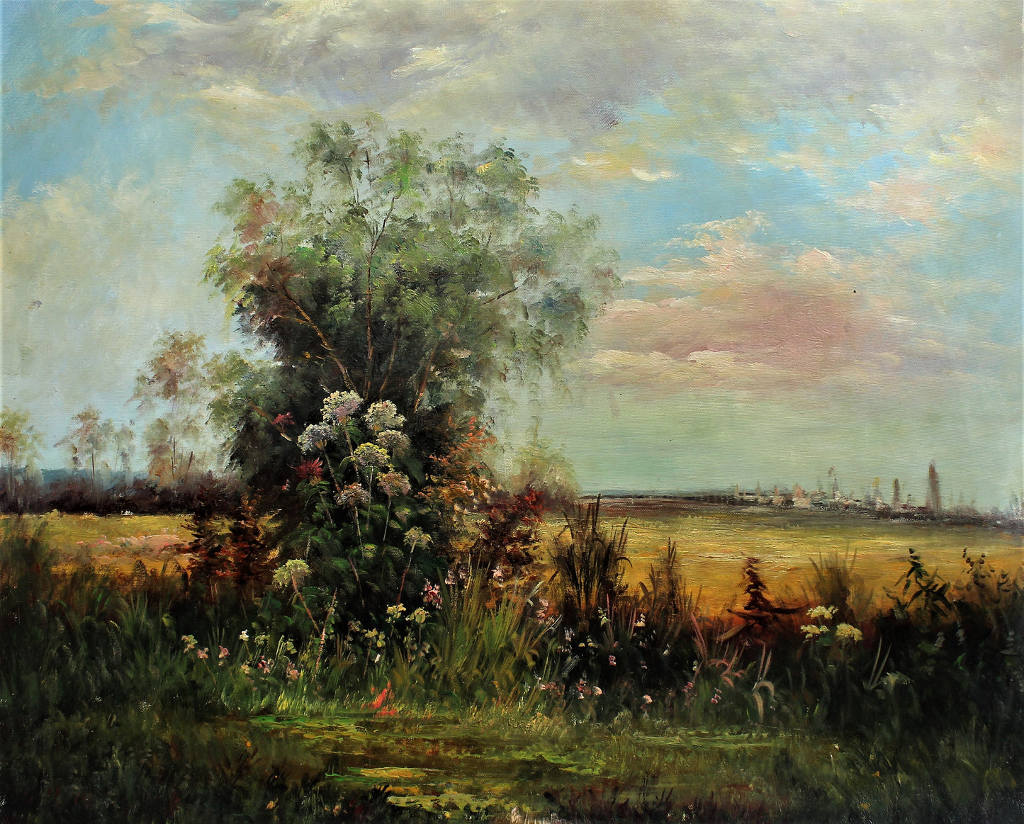 Champ doré avec un seul arbre
