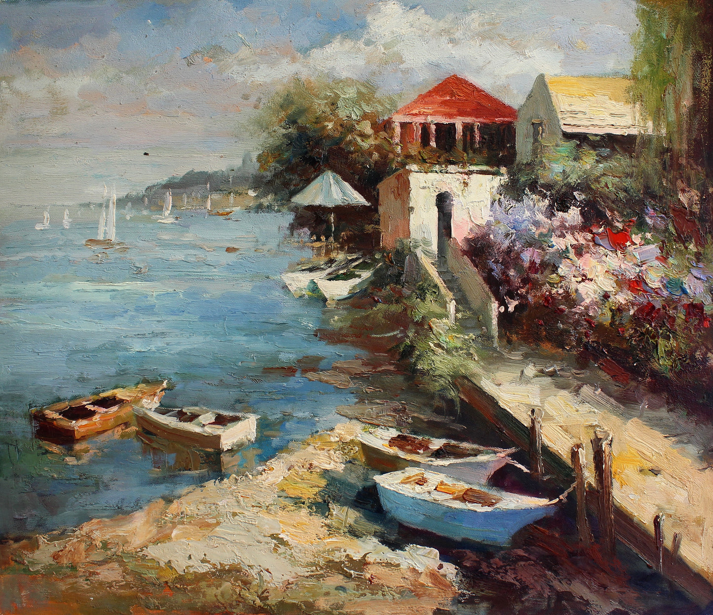Des barques au bord de l'eau