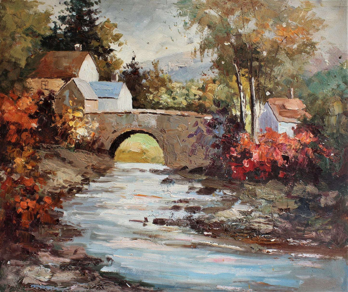 Pont de pierre sur un ruisseau près d'un village