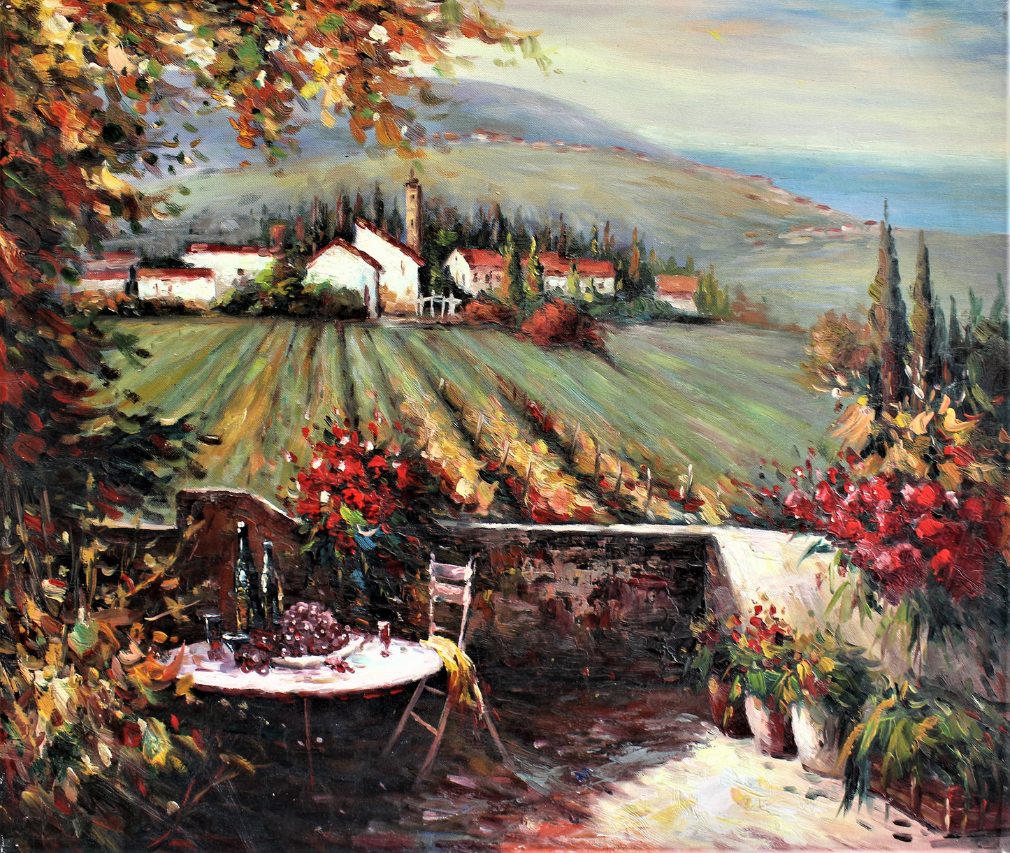 Vignoble avec table et bouteilles de vin