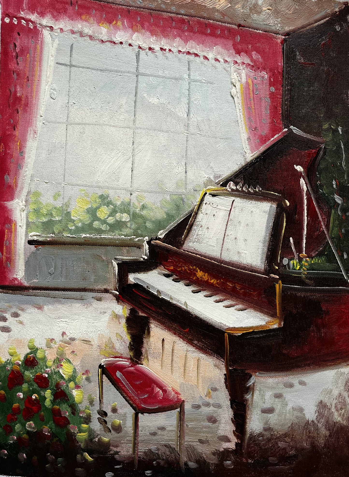 Piano dans une pièce avec des fleurs et une grande fenêtre