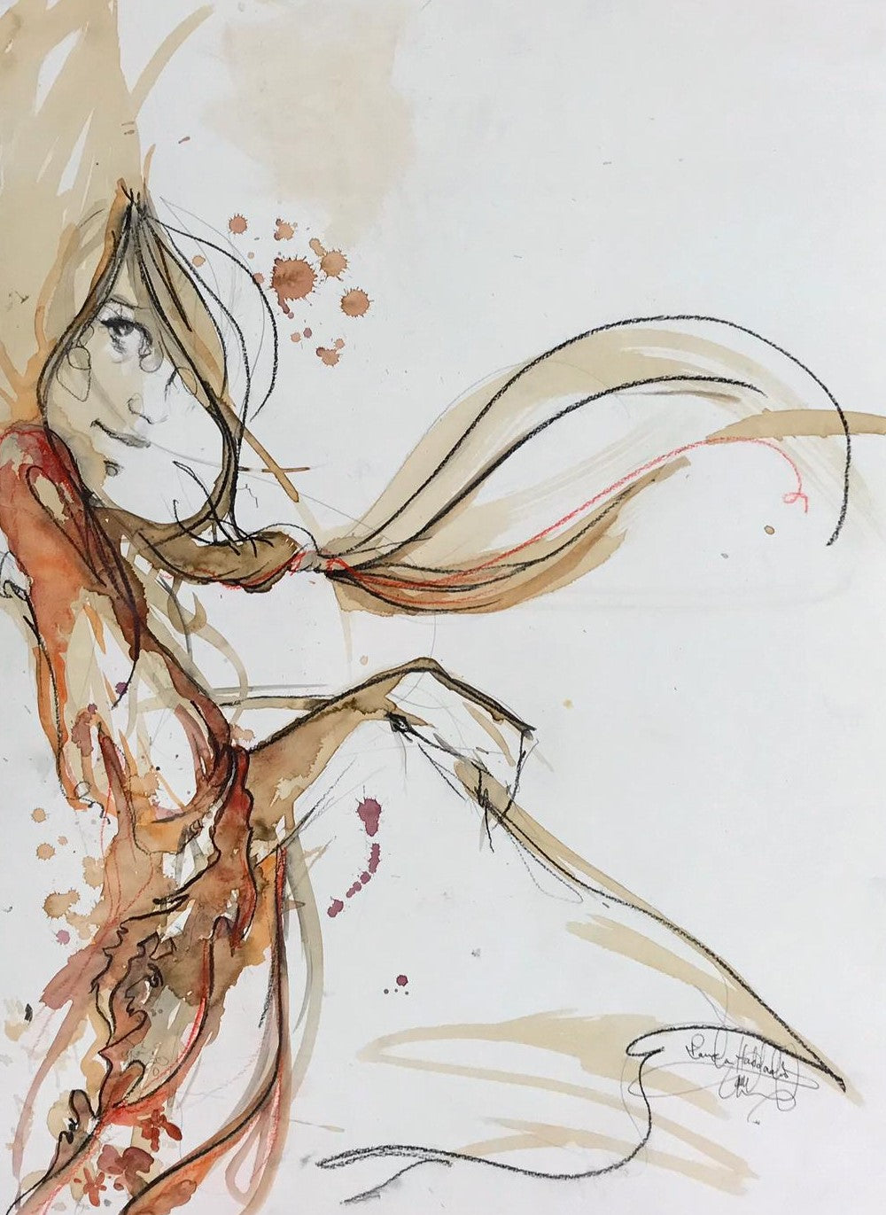 Femme avec de l'encre et un crayon