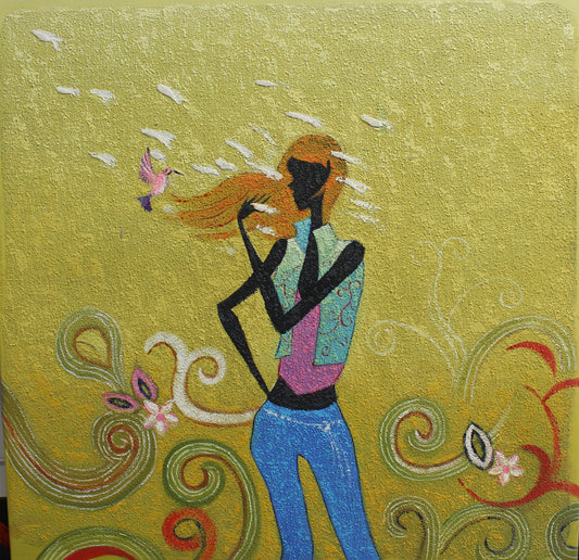 Une femme blonde et un colibri