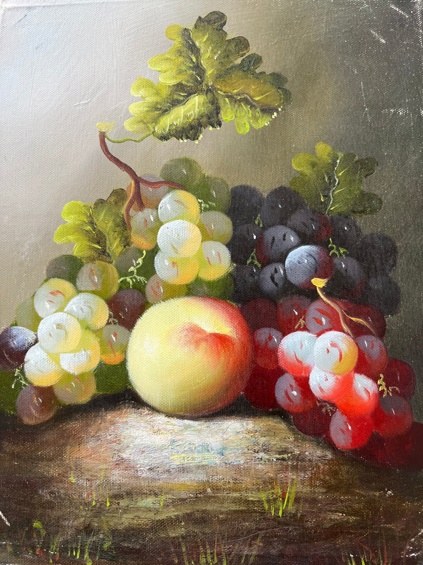 Nature morte de fruits sur l'herbe