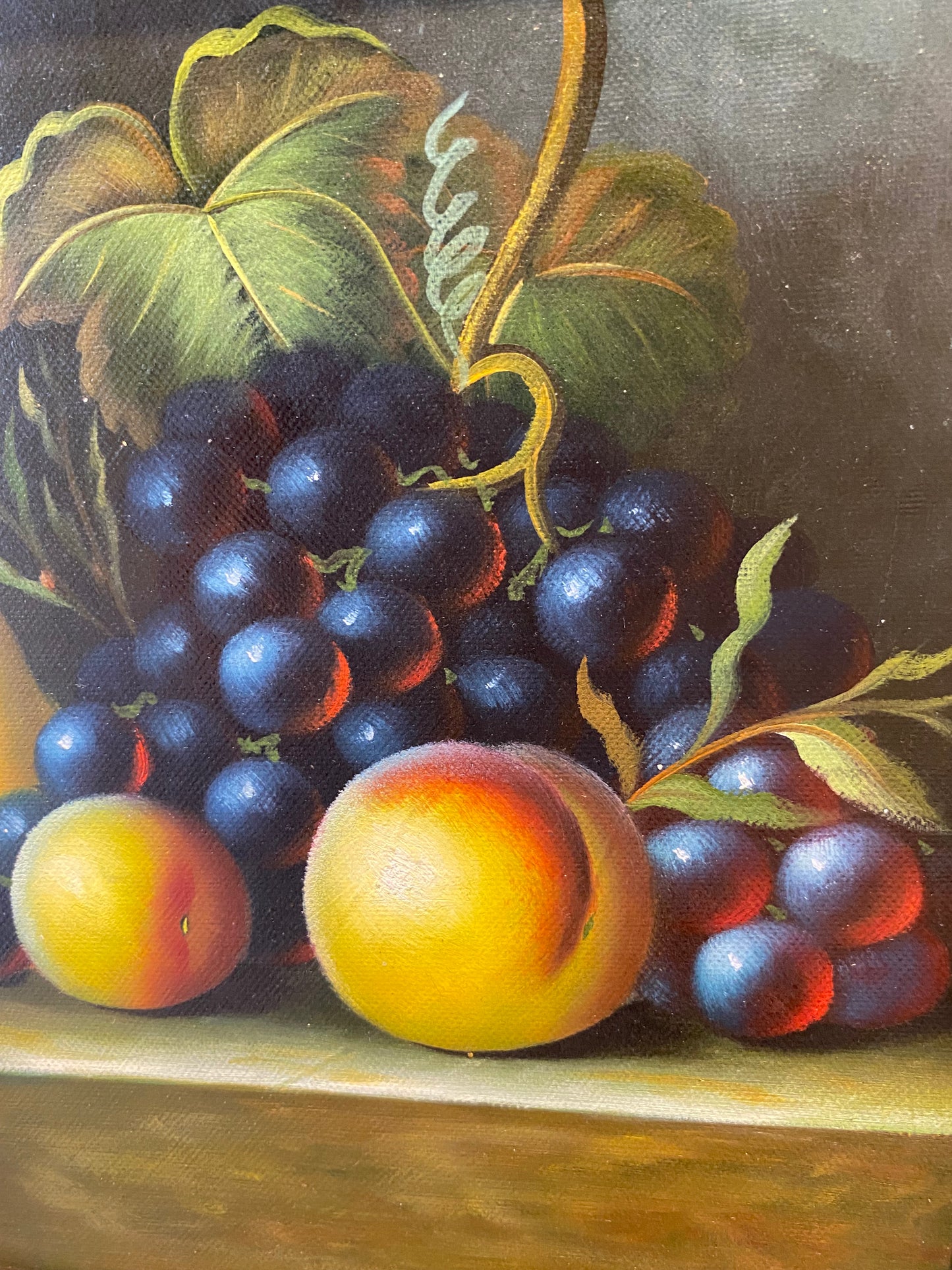 Nature morte de raisins et de pêches avec des feuilles