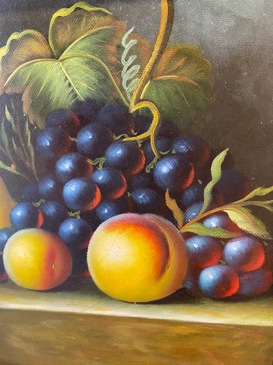 Nature morte de raisins et de pêches avec des feuilles